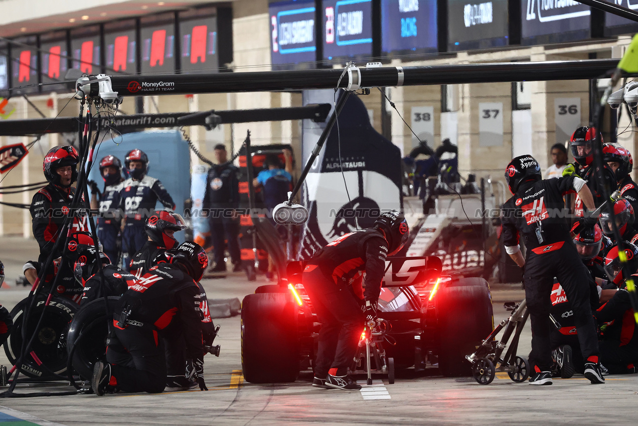 GP QATAR, Nico Hulkenberg (GER) Haas VF-23 makes a pit stop.

08.10.2023. Formula 1 World Championship, Rd 18, Qatar Grand Prix, Doha, Qatar, Gara Day.

- www.xpbimages.com, EMail: requests@xpbimages.com © Copyright: Batchelor / XPB Images