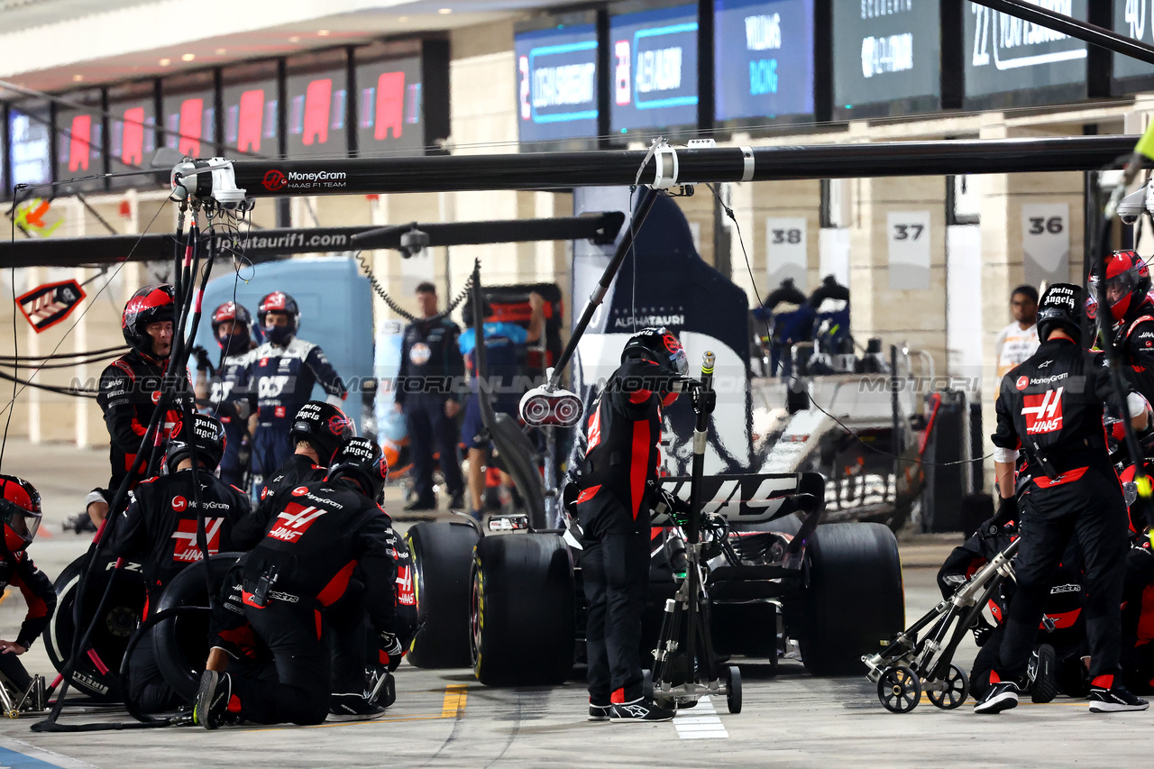 GP QATAR, Nico Hulkenberg (GER) Haas VF-23 makes a pit stop.

08.10.2023. Formula 1 World Championship, Rd 18, Qatar Grand Prix, Doha, Qatar, Gara Day.

- www.xpbimages.com, EMail: requests@xpbimages.com © Copyright: Batchelor / XPB Images
