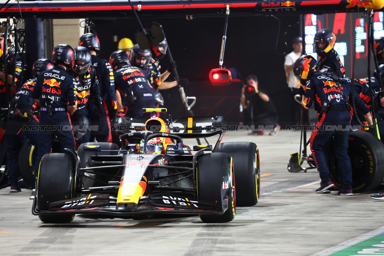 GP QATAR, Sergio Perez (MEX) Red Bull Racing RB19 makes a pit stop.

08.10.2023. Formula 1 World Championship, Rd 18, Qatar Grand Prix, Doha, Qatar, Gara Day.

- www.xpbimages.com, EMail: requests@xpbimages.com © Copyright: Batchelor / XPB Images