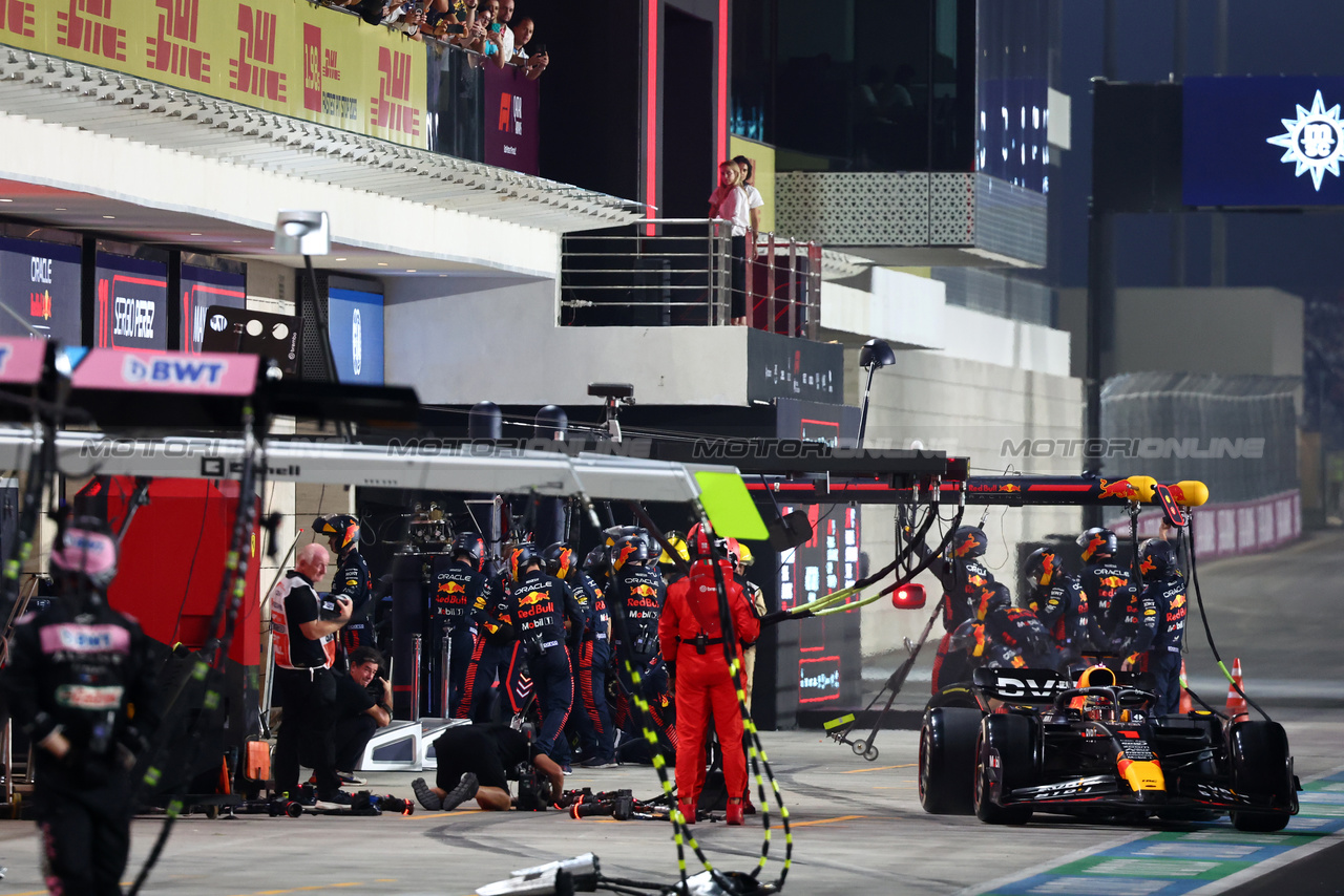 GP QATAR, Max Verstappen (NLD) Red Bull Racing RB19 makes a pit stop.

08.10.2023. Formula 1 World Championship, Rd 18, Qatar Grand Prix, Doha, Qatar, Gara Day.

- www.xpbimages.com, EMail: requests@xpbimages.com © Copyright: Batchelor / XPB Images