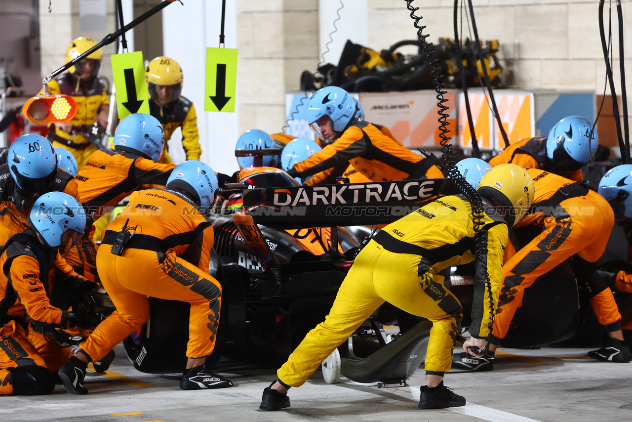 GP QATAR, Oscar Piastri (AUS) McLaren MCL60 makes a pit stop.

08.10.2023. Formula 1 World Championship, Rd 18, Qatar Grand Prix, Doha, Qatar, Gara Day.

- www.xpbimages.com, EMail: requests@xpbimages.com © Copyright: Batchelor / XPB Images