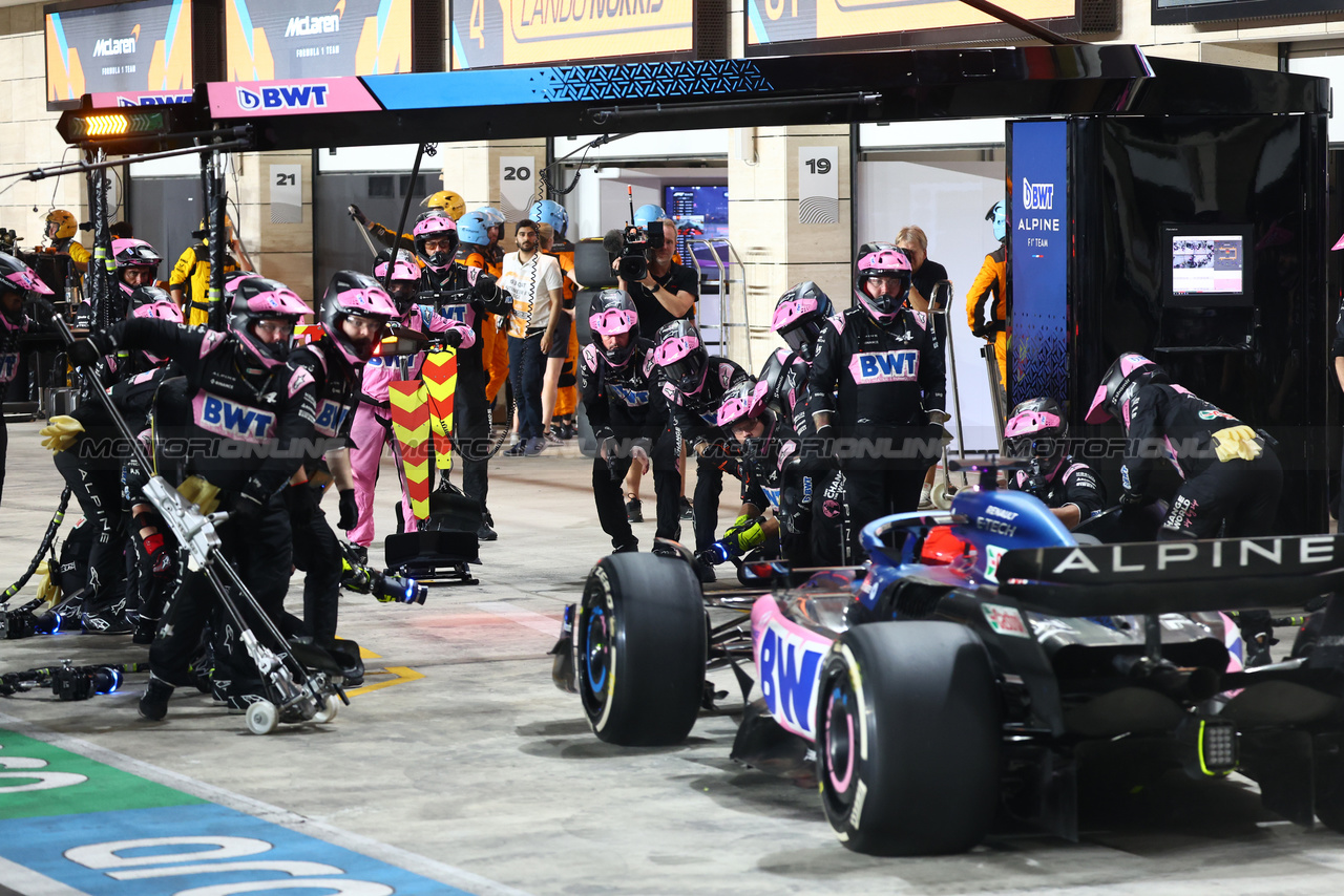 GP QATAR, Esteban Ocon (FRA) Alpine F1 Team A523 makes a pit stop.

08.10.2023. Formula 1 World Championship, Rd 18, Qatar Grand Prix, Doha, Qatar, Gara Day.

- www.xpbimages.com, EMail: requests@xpbimages.com © Copyright: Batchelor / XPB Images