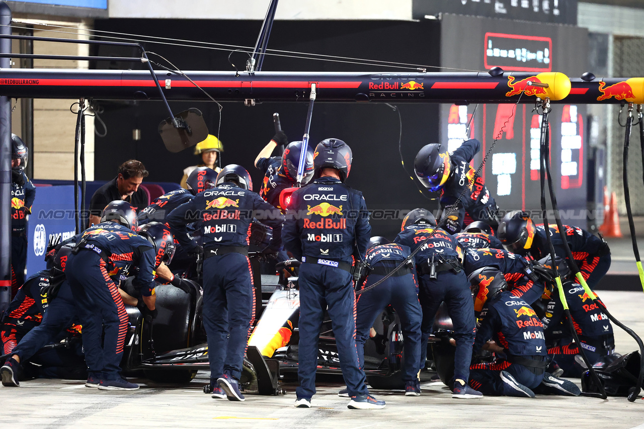 GP QATAR, Sergio Perez (MEX) Red Bull Racing RB19 makes a pit stop.

08.10.2023. Formula 1 World Championship, Rd 18, Qatar Grand Prix, Doha, Qatar, Gara Day.

- www.xpbimages.com, EMail: requests@xpbimages.com © Copyright: Batchelor / XPB Images