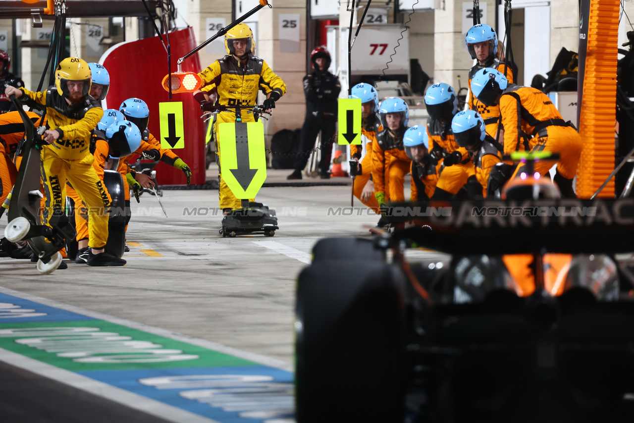 GP QATAR, Lando Norris (GBR) McLaren MCL60 makes a pit stop.

08.10.2023. Formula 1 World Championship, Rd 18, Qatar Grand Prix, Doha, Qatar, Gara Day.

- www.xpbimages.com, EMail: requests@xpbimages.com © Copyright: Batchelor / XPB Images