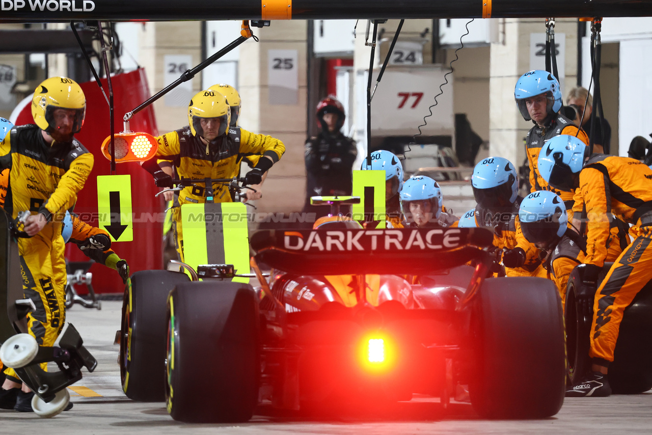 GP QATAR, Lando Norris (GBR) McLaren MCL60 makes a pit stop.

08.10.2023. Formula 1 World Championship, Rd 18, Qatar Grand Prix, Doha, Qatar, Gara Day.

- www.xpbimages.com, EMail: requests@xpbimages.com © Copyright: Batchelor / XPB Images