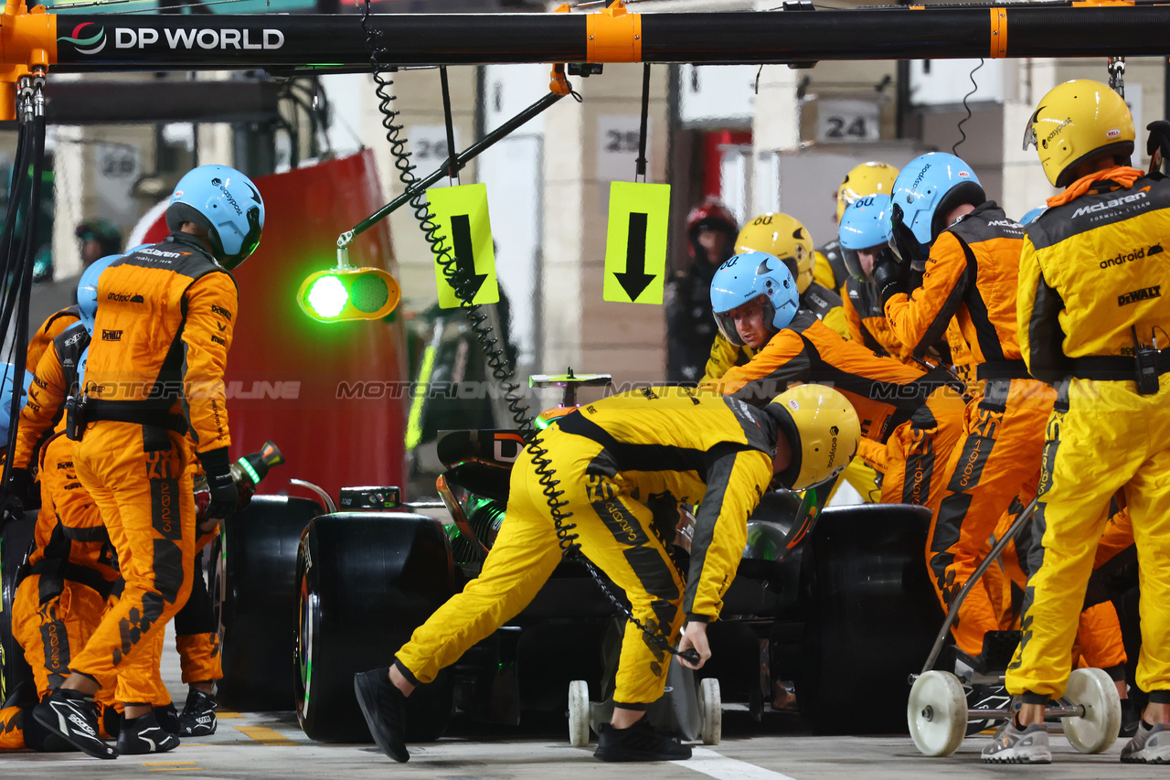 GP QATAR, Lando Norris (GBR) McLaren MCL60 makes a pit stop.

08.10.2023. Formula 1 World Championship, Rd 18, Qatar Grand Prix, Doha, Qatar, Gara Day.

- www.xpbimages.com, EMail: requests@xpbimages.com © Copyright: Batchelor / XPB Images