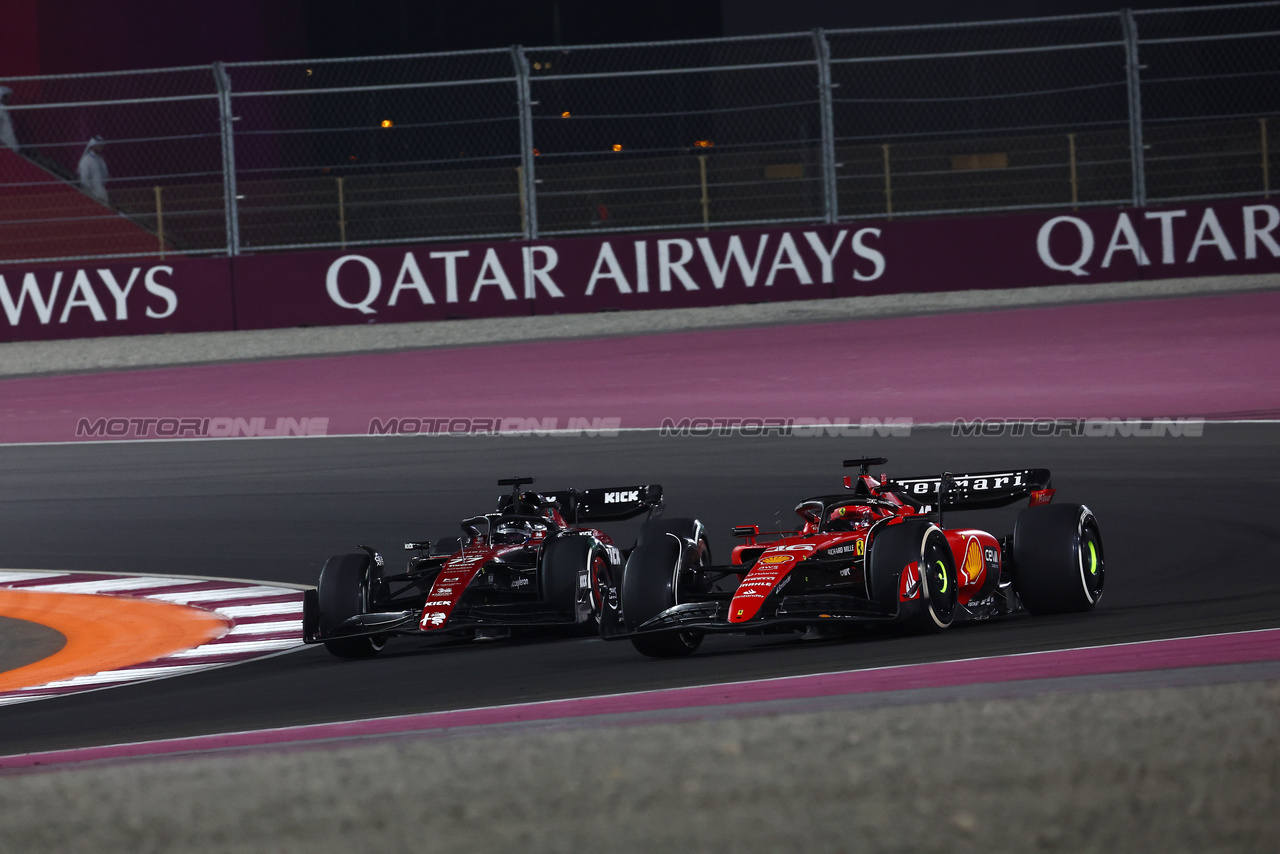 GP QATAR, Valtteri Bottas (FIN) Alfa Romeo F1 Team C43 e Charles Leclerc (MON) Ferrari SF-23 battle for position.

08.10.2023. Formula 1 World Championship, Rd 18, Qatar Grand Prix, Doha, Qatar, Gara Day.

 - www.xpbimages.com, EMail: requests@xpbimages.com © Copyright: Coates / XPB Images