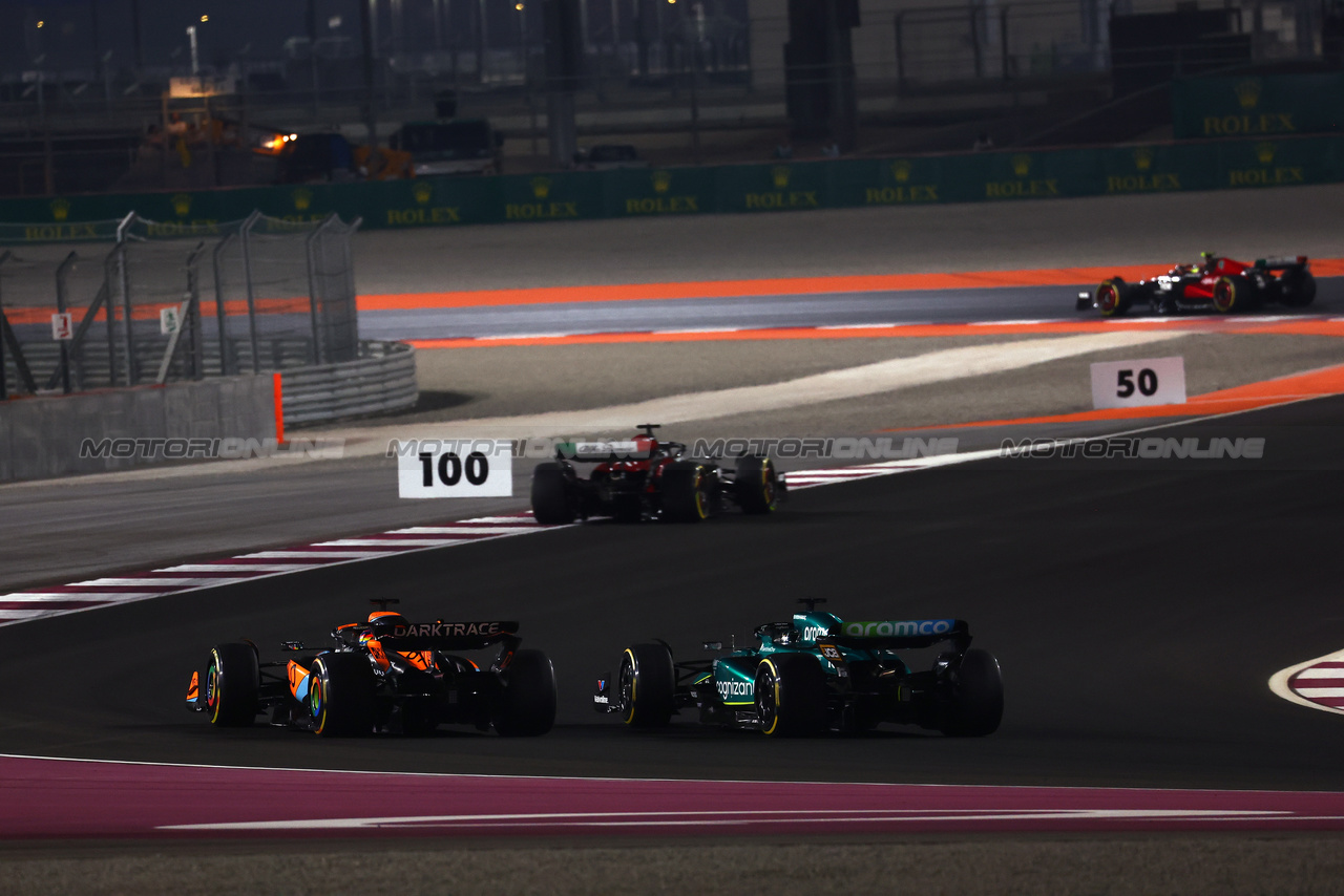 GP QATAR, Lance Stroll (CDN) Aston Martin F1 Team AMR23 e Oscar Piastri (AUS) McLaren MCL60 battle for position.

08.10.2023. Formula 1 World Championship, Rd 18, Qatar Grand Prix, Doha, Qatar, Gara Day.

 - www.xpbimages.com, EMail: requests@xpbimages.com © Copyright: Coates / XPB Images