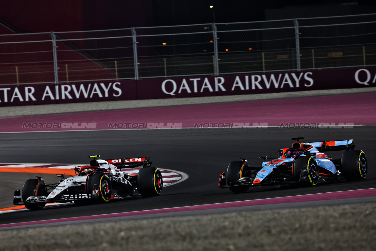 GP QATAR, Nico Hulkenberg (GER) Haas VF-23 e Alexander Albon (THA) Williams Racing FW45 battle for position.

08.10.2023. Formula 1 World Championship, Rd 18, Qatar Grand Prix, Doha, Qatar, Gara Day.

 - www.xpbimages.com, EMail: requests@xpbimages.com © Copyright: Coates / XPB Images