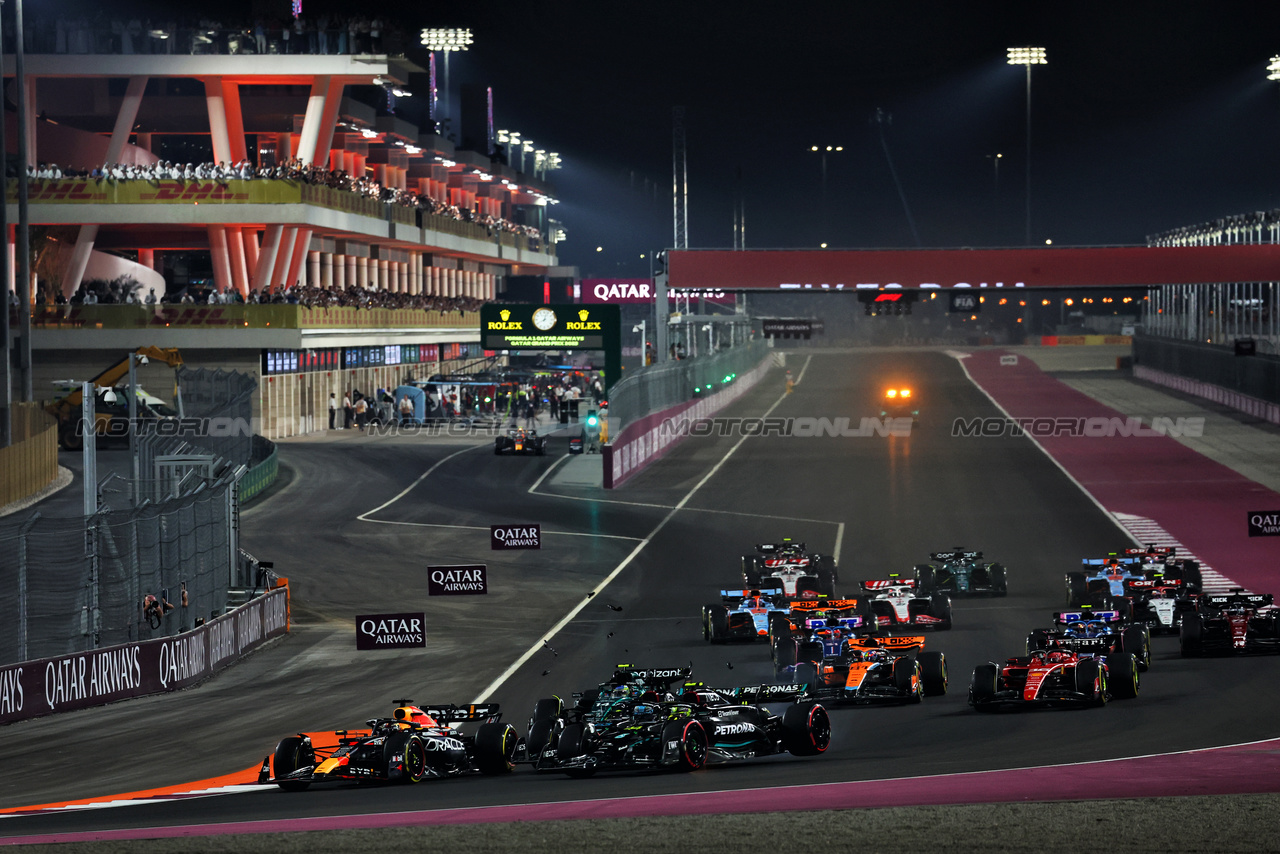 GP QATAR, Max Verstappen (NLD) Red Bull Racing RB19 davanti a at the partenza of the race as George Russell (GBR) Mercedes AMG F1 W14 e Lewis Hamilton (GBR) Mercedes AMG F1 W14 collide.

08.10.2023. Formula 1 World Championship, Rd 18, Qatar Grand Prix, Doha, Qatar, Gara Day.

 - www.xpbimages.com, EMail: requests@xpbimages.com © Copyright: Coates / XPB Images