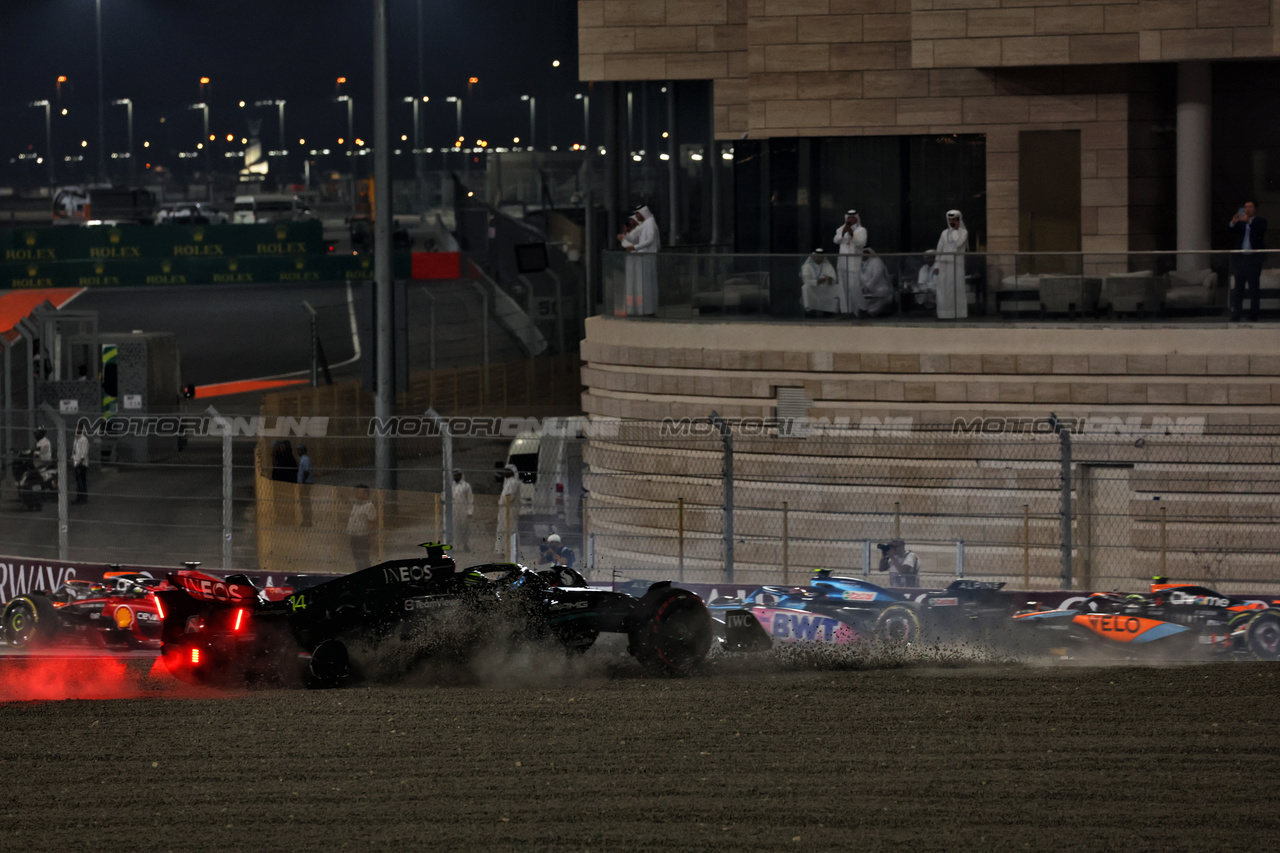 GP QATAR, Lewis Hamilton (GBR) Mercedes AMG F1 W14 crashes out at the partenza of the race.

08.10.2023. Formula 1 World Championship, Rd 18, Qatar Grand Prix, Doha, Qatar, Gara Day.

 - www.xpbimages.com, EMail: requests@xpbimages.com © Copyright: Coates / XPB Images