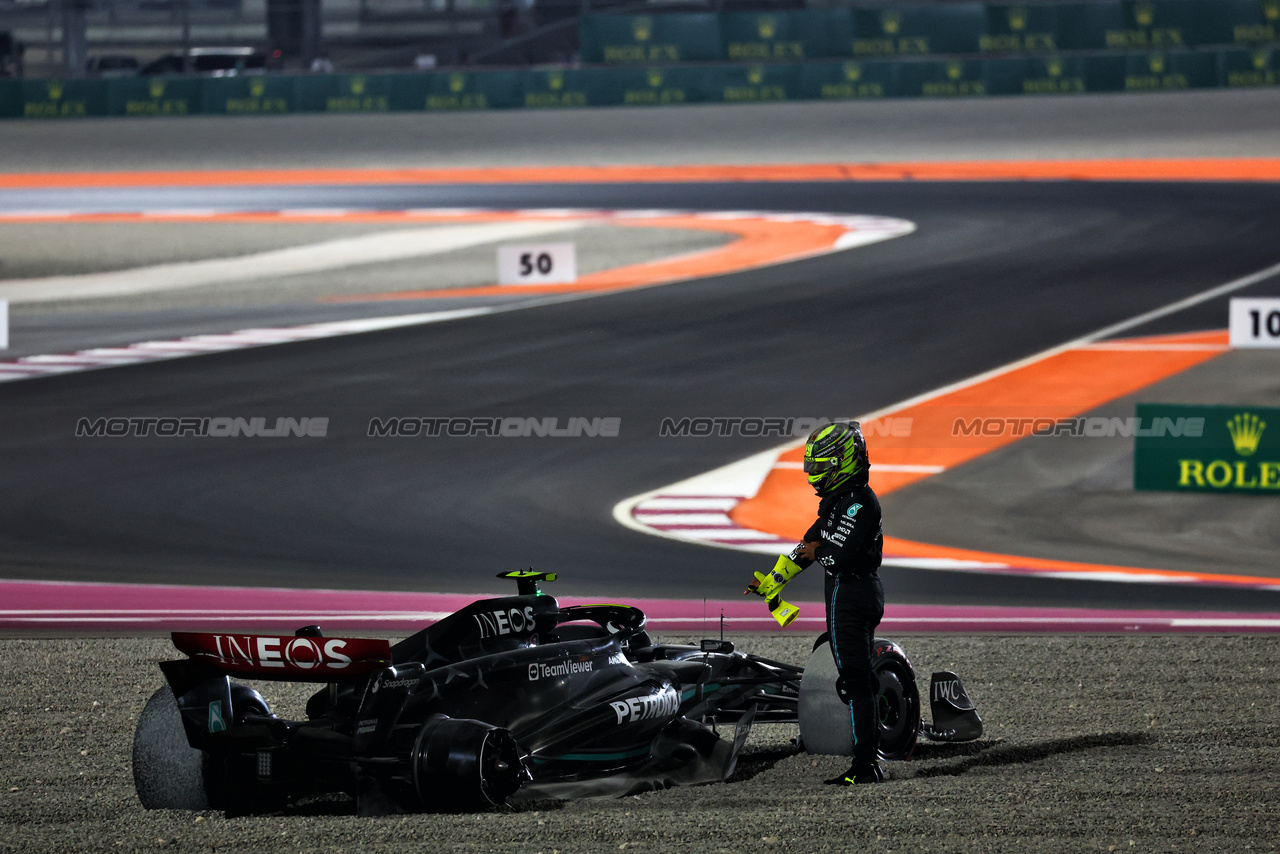 GP QATAR, Lewis Hamilton (GBR) Mercedes AMG F1 W14 crashes out at the partenza of the race.

08.10.2023. Formula 1 World Championship, Rd 18, Qatar Grand Prix, Doha, Qatar, Gara Day.

 - www.xpbimages.com, EMail: requests@xpbimages.com © Copyright: Coates / XPB Images