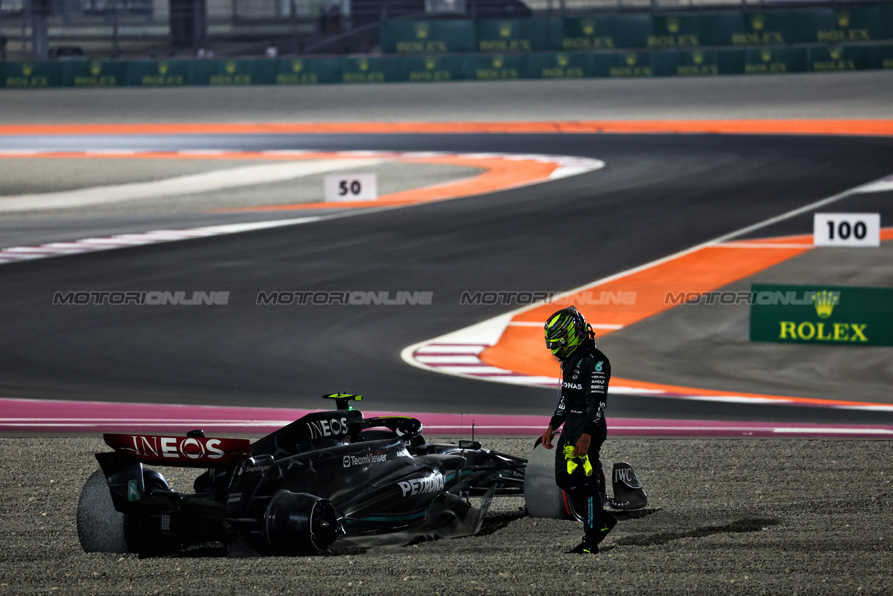 GP QATAR, Lewis Hamilton (GBR) Mercedes AMG F1 W14 crashes out at the partenza of the race.

08.10.2023. Formula 1 World Championship, Rd 18, Qatar Grand Prix, Doha, Qatar, Gara Day.

 - www.xpbimages.com, EMail: requests@xpbimages.com © Copyright: Coates / XPB Images