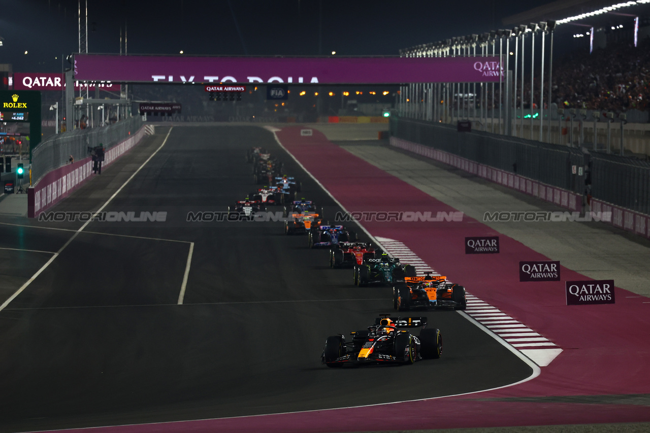 GP QATAR, Max Verstappen (NLD) Red Bull Racing RB19.

08.10.2023. Formula 1 World Championship, Rd 18, Qatar Grand Prix, Doha, Qatar, Gara Day.

 - www.xpbimages.com, EMail: requests@xpbimages.com © Copyright: Coates / XPB Images