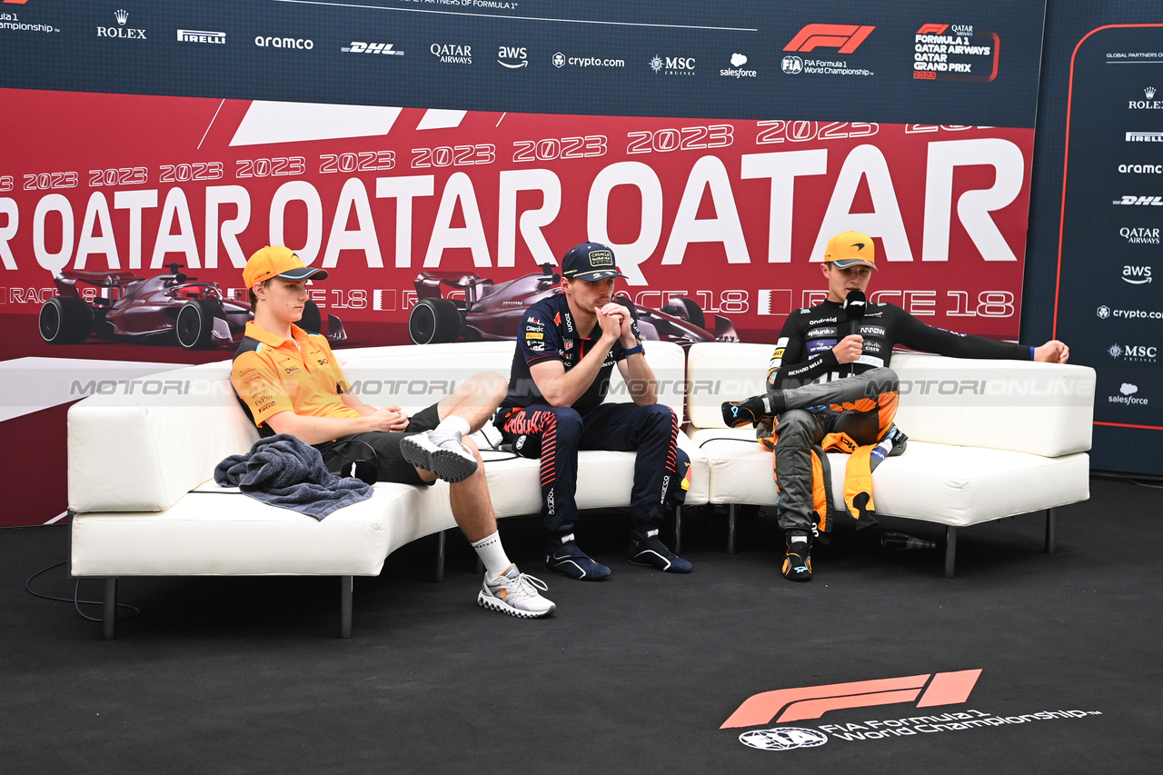 GP QATAR, (L to R): Oscar Piastri (AUS) McLaren;  Max Verstappen (NLD) Red Bull Racing; e Lando Norris (GBR) McLaren in the post race FIA Press Conference.

08.10.2023. Formula 1 World Championship, Rd 18, Qatar Grand Prix, Doha, Qatar, Gara Day.

- www.xpbimages.com, EMail: requests@xpbimages.com © Copyright: XPB Images