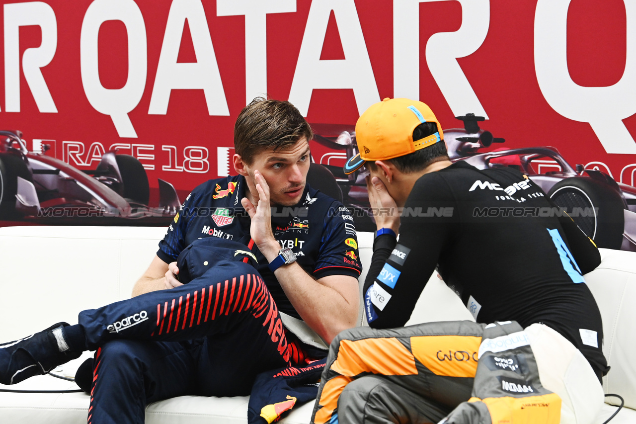 GP QATAR, (L to R): Max Verstappen (NLD) Red Bull Racing e Lando Norris (GBR) McLaren in the post race FIA Press Conference.

08.10.2023. Formula 1 World Championship, Rd 18, Qatar Grand Prix, Doha, Qatar, Gara Day.

- www.xpbimages.com, EMail: requests@xpbimages.com © Copyright: XPB Images