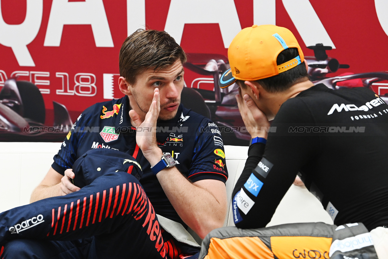 GP QATAR, (L to R): Max Verstappen (NLD) Red Bull Racing e Lando Norris (GBR) McLaren in the post race FIA Press Conference.

08.10.2023. Formula 1 World Championship, Rd 18, Qatar Grand Prix, Doha, Qatar, Gara Day.

- www.xpbimages.com, EMail: requests@xpbimages.com © Copyright: XPB Images