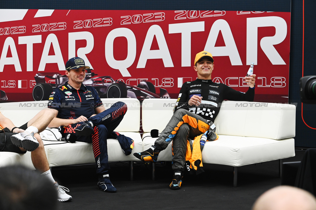 GP QATAR, (L to R): Max Verstappen (NLD) Red Bull Racing e Lando Norris (GBR) McLaren in the post race FIA Press Conference.

08.10.2023. Formula 1 World Championship, Rd 18, Qatar Grand Prix, Doha, Qatar, Gara Day.

- www.xpbimages.com, EMail: requests@xpbimages.com © Copyright: XPB Images