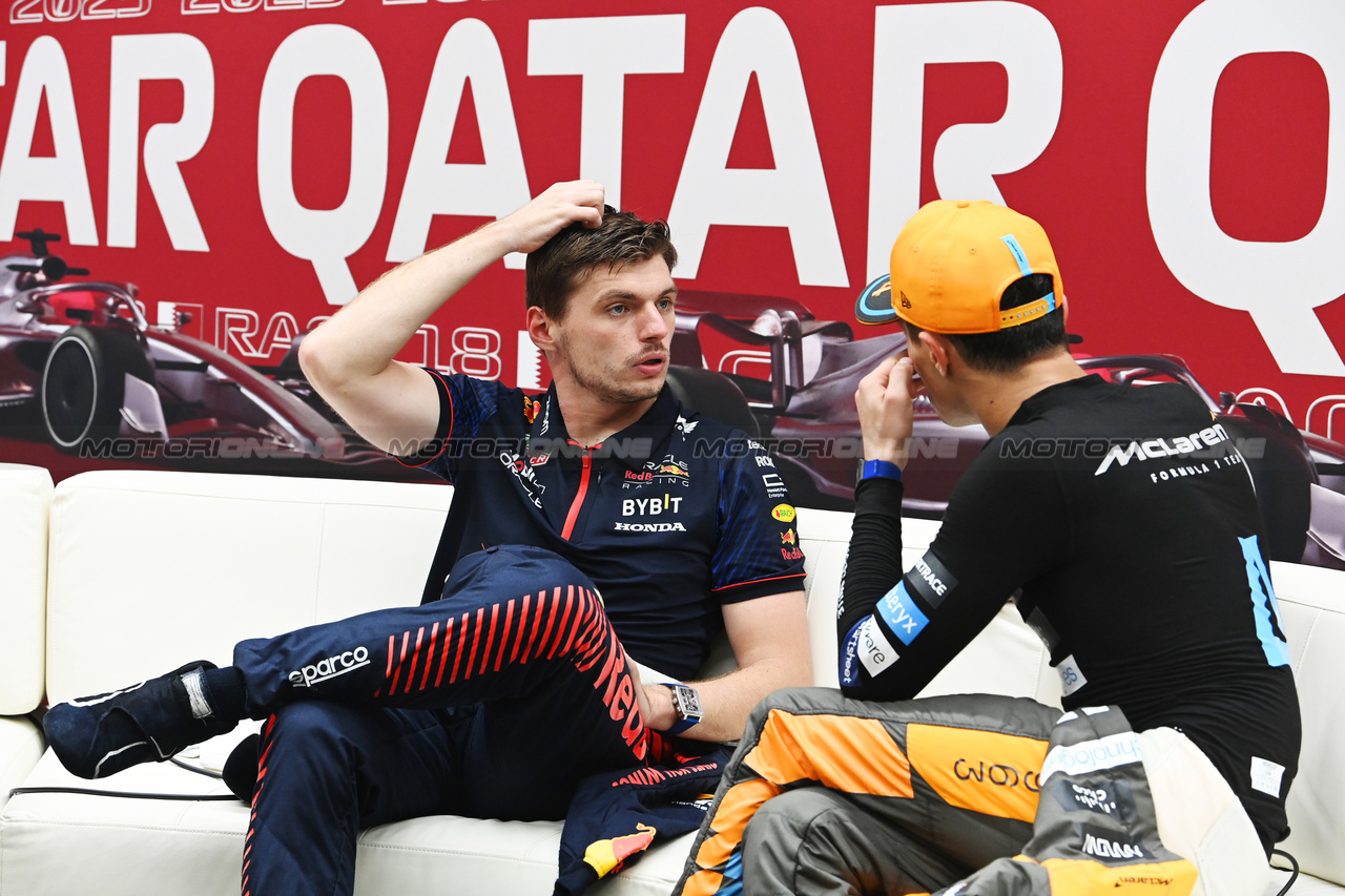 GP QATAR, (L to R): Max Verstappen (NLD) Red Bull Racing e Lando Norris (GBR) McLaren in the post race FIA Press Conference.

08.10.2023. Formula 1 World Championship, Rd 18, Qatar Grand Prix, Doha, Qatar, Gara Day.

- www.xpbimages.com, EMail: requests@xpbimages.com © Copyright: XPB Images