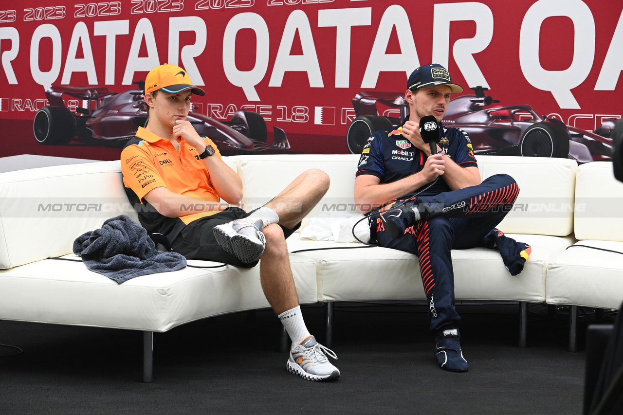 GP QATAR, (L to R): Oscar Piastri (AUS) McLaren e Max Verstappen (NLD) Red Bull Racing in the post race FIA Press Conference.

08.10.2023. Formula 1 World Championship, Rd 18, Qatar Grand Prix, Doha, Qatar, Gara Day.

- www.xpbimages.com, EMail: requests@xpbimages.com © Copyright: XPB Images