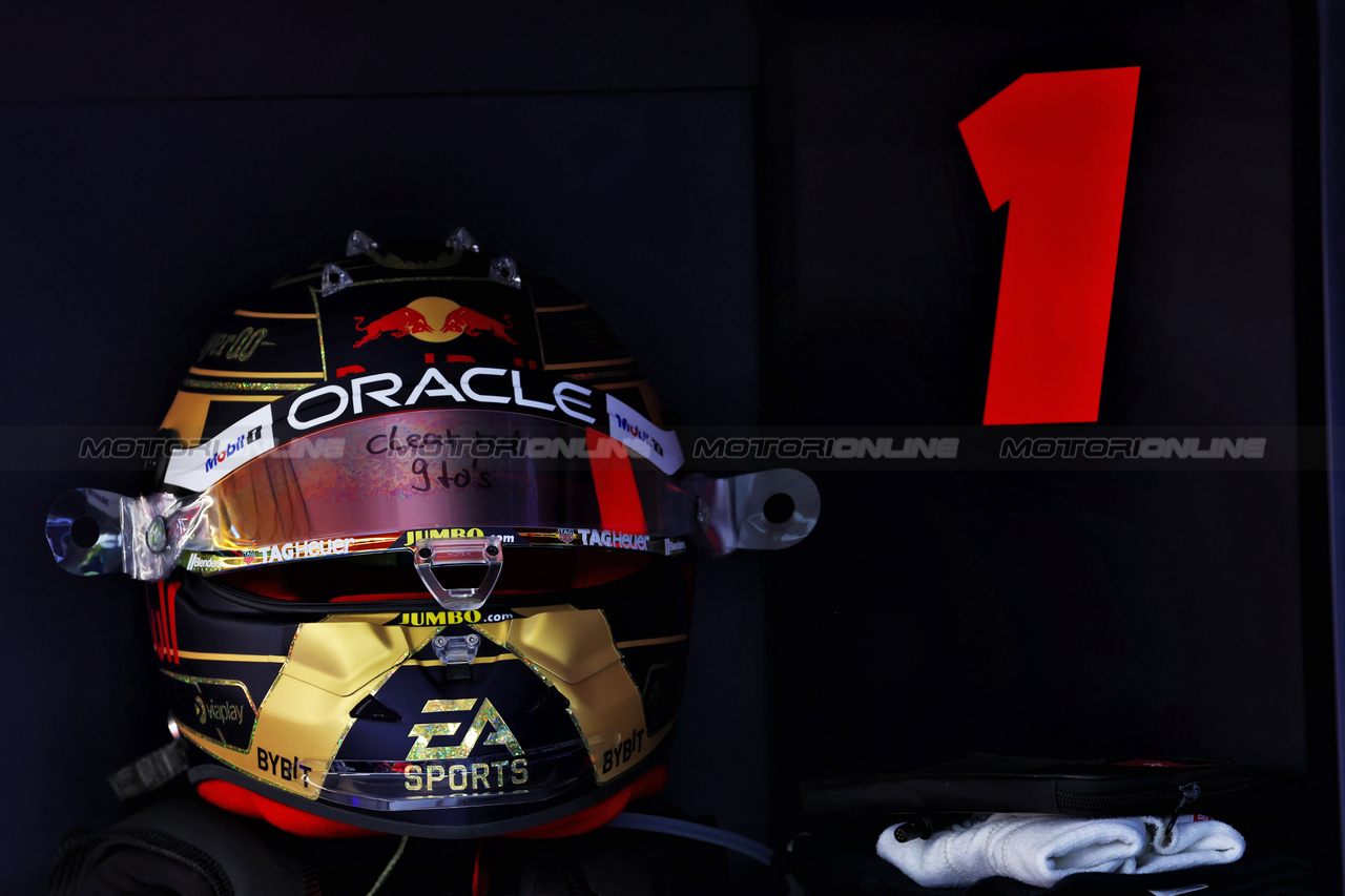 GP QATAR, The helmet of World Champion Max Verstappen (NLD) Red Bull Racing.

08.10.2023. Formula 1 World Championship, Rd 18, Qatar Grand Prix, Doha, Qatar, Gara Day.

 - www.xpbimages.com, EMail: requests@xpbimages.com © Copyright: Coates / XPB Images