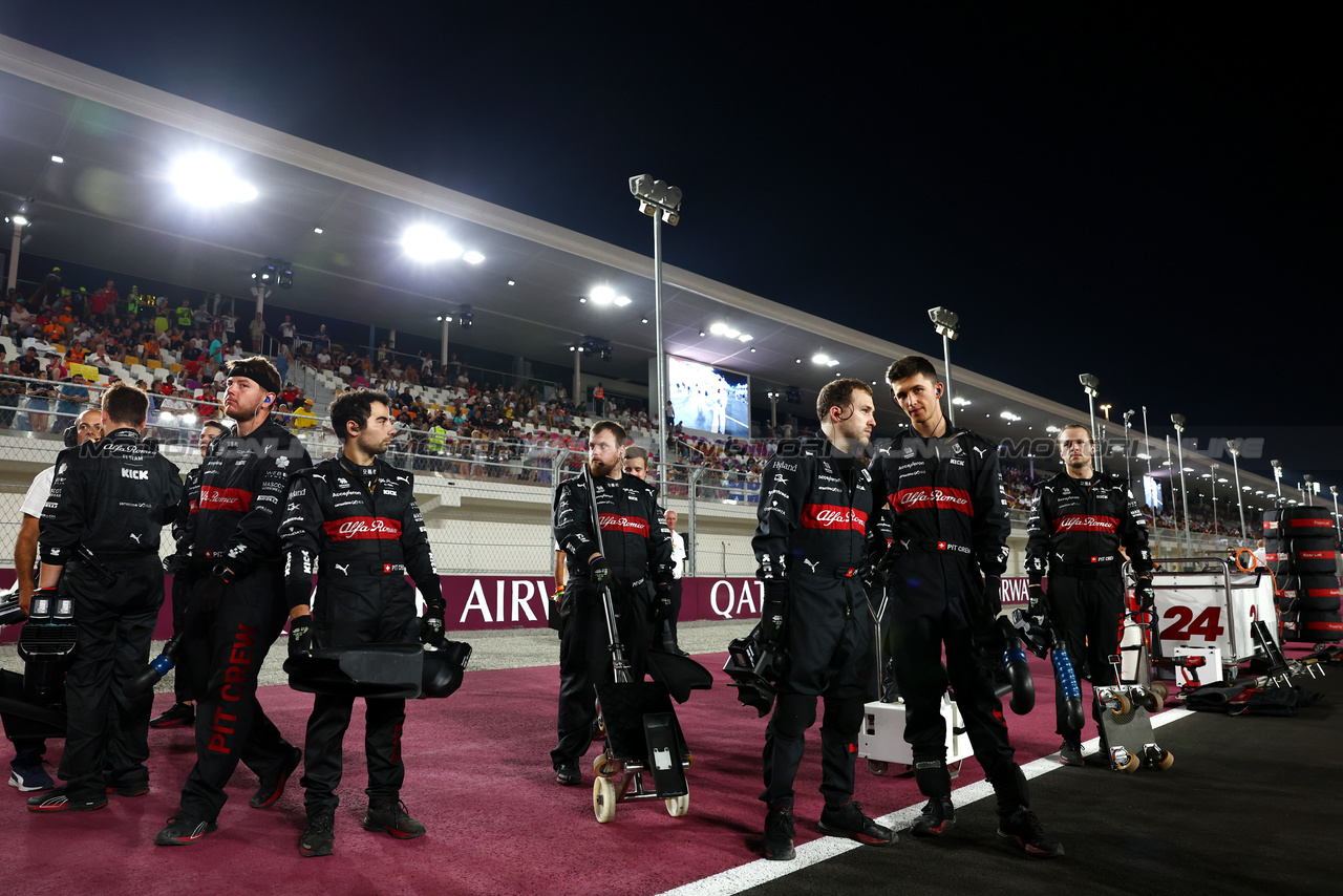 GP QATAR, Alfa Romeo F1 Team meccanici on the grid.

08.10.2023. Formula 1 World Championship, Rd 18, Qatar Grand Prix, Doha, Qatar, Gara Day.

- www.xpbimages.com, EMail: requests@xpbimages.com © Copyright: Batchelor / XPB Images