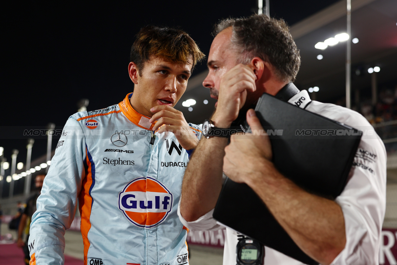 GP QATAR, Alexander Albon (THA) Williams Racing with James Urwin (GBR) Williams Racing Gara Engineer on the grid.

08.10.2023. Formula 1 World Championship, Rd 18, Qatar Grand Prix, Doha, Qatar, Gara Day.

- www.xpbimages.com, EMail: requests@xpbimages.com © Copyright: Batchelor / XPB Images