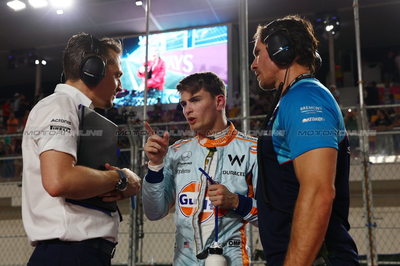 GP QATAR, Logan Sargeant (USA) Williams Racing with Gaetan Jego, Williams Racing Gara Engineer e Ben Jacobs (AUS) Williams Racing Personal Trainer on the grid.

08.10.2023. Formula 1 World Championship, Rd 18, Qatar Grand Prix, Doha, Qatar, Gara Day.

- www.xpbimages.com, EMail: requests@xpbimages.com © Copyright: Batchelor / XPB Images