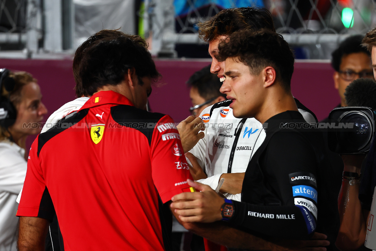 GP QATAR, (L to R): Carlos Sainz Jr (ESP) Ferrari with Lando Norris (GBR) McLaren on the grid.

08.10.2023. Formula 1 World Championship, Rd 18, Qatar Grand Prix, Doha, Qatar, Gara Day.

- www.xpbimages.com, EMail: requests@xpbimages.com © Copyright: Batchelor / XPB Images