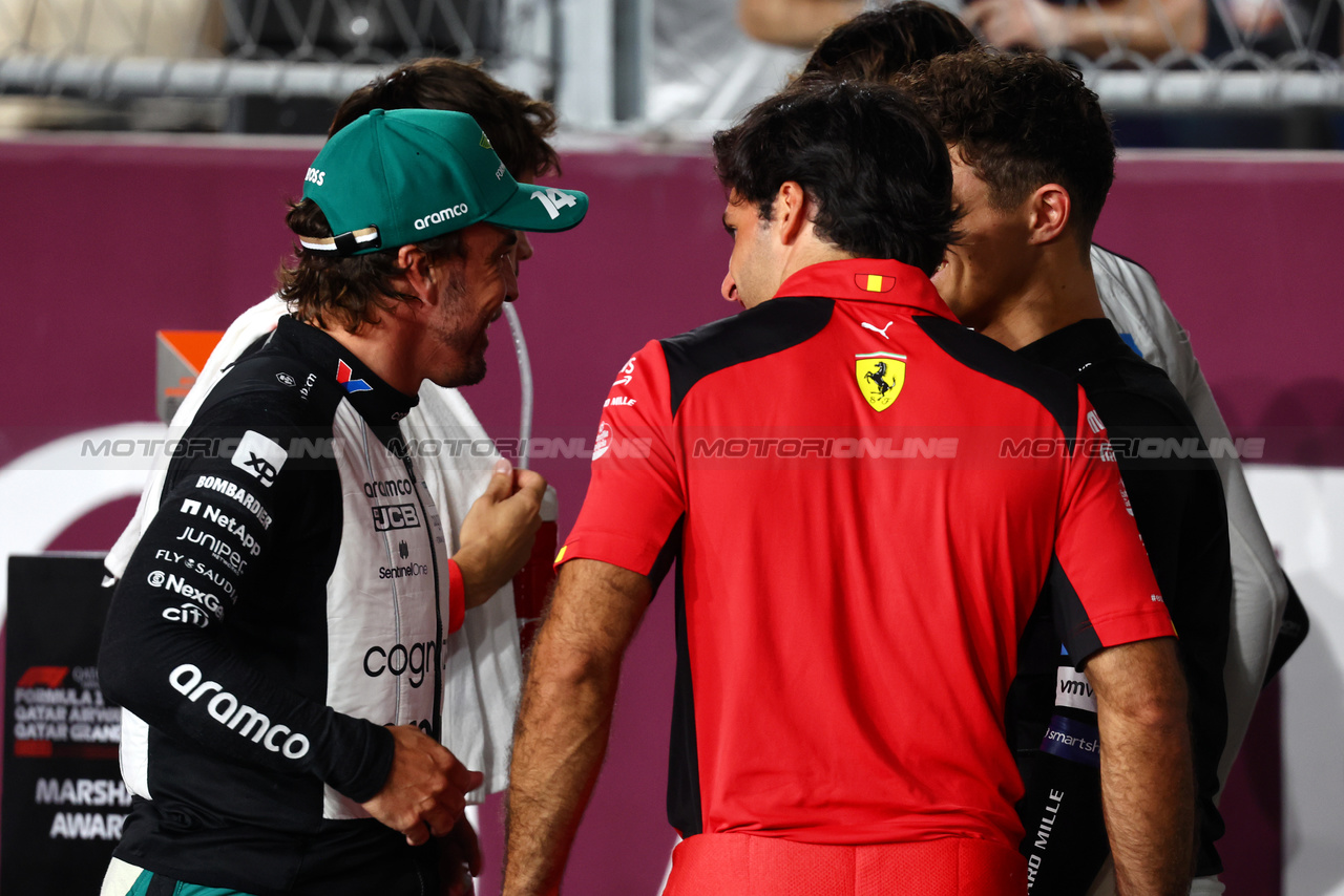 GP QATAR, (L to R): Fernando Alonso (ESP) Aston Martin F1 Team with Carlos Sainz Jr (ESP) Ferrari e Lando Norris (GBR) McLaren on the grid.

08.10.2023. Formula 1 World Championship, Rd 18, Qatar Grand Prix, Doha, Qatar, Gara Day.

- www.xpbimages.com, EMail: requests@xpbimages.com © Copyright: Batchelor / XPB Images