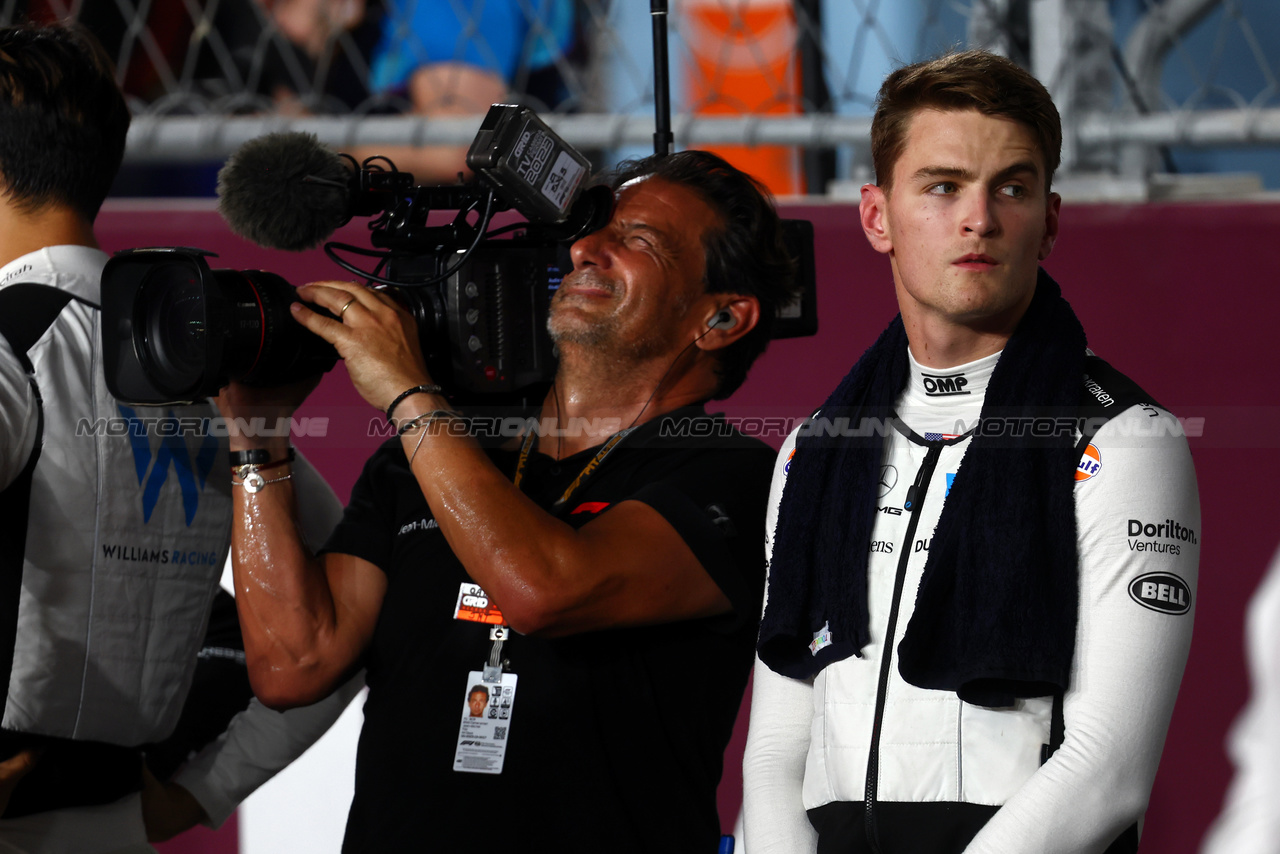 GP QATAR, (L to R): Jean Michel Tibi (FRA) FOM Camera Operator with Logan Sargeant (USA) Williams Racing on the grid.

08.10.2023. Formula 1 World Championship, Rd 18, Qatar Grand Prix, Doha, Qatar, Gara Day.

- www.xpbimages.com, EMail: requests@xpbimages.com © Copyright: Batchelor / XPB Images