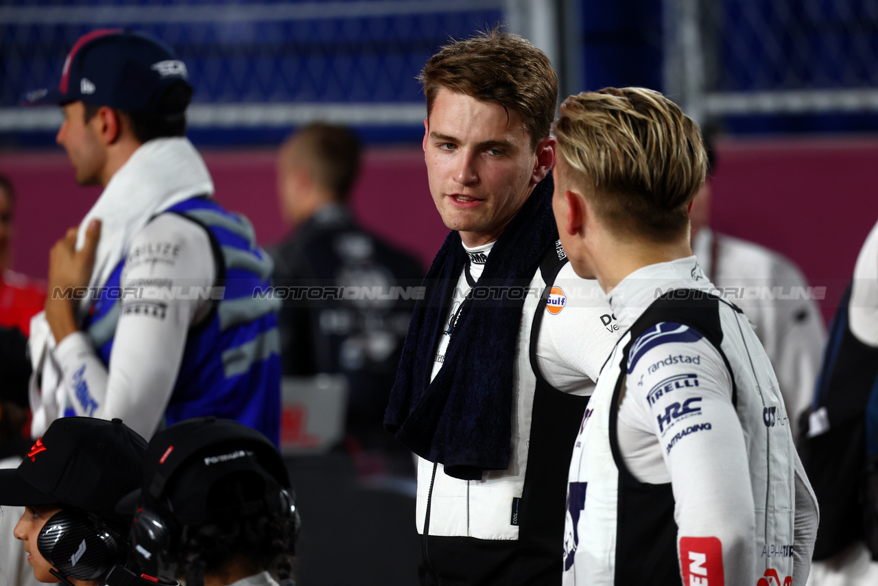 GP QATAR, Logan Sargeant (USA) Williams Racing on the grid with Liam Lawson (NZL) AlphaTauri.

08.10.2023. Formula 1 World Championship, Rd 18, Qatar Grand Prix, Doha, Qatar, Gara Day.

- www.xpbimages.com, EMail: requests@xpbimages.com © Copyright: Batchelor / XPB Images