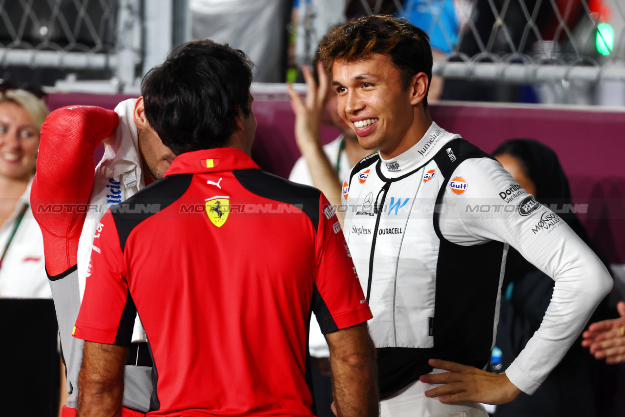 GP QATAR, (L to R): Carlos Sainz Jr (ESP) Ferrari with Alexander Albon (THA) Williams Racing on the grid.

08.10.2023. Formula 1 World Championship, Rd 18, Qatar Grand Prix, Doha, Qatar, Gara Day.

- www.xpbimages.com, EMail: requests@xpbimages.com © Copyright: Batchelor / XPB Images