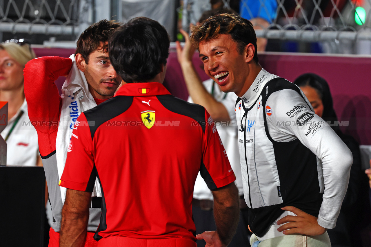 GP QATAR, (L to R): Carlos Sainz Jr (ESP) Ferrari with Alexander Albon (THA) Williams Racing on the grid.

08.10.2023. Formula 1 World Championship, Rd 18, Qatar Grand Prix, Doha, Qatar, Gara Day.

- www.xpbimages.com, EMail: requests@xpbimages.com © Copyright: Batchelor / XPB Images