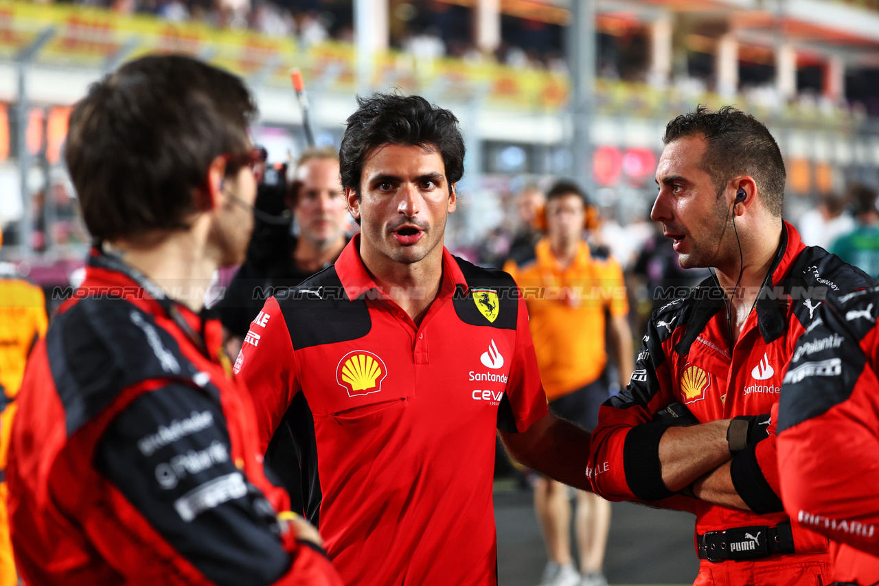 GP QATAR, Carlos Sainz Jr (ESP) Ferrari on the grid.

08.10.2023. Formula 1 World Championship, Rd 18, Qatar Grand Prix, Doha, Qatar, Gara Day.

- www.xpbimages.com, EMail: requests@xpbimages.com © Copyright: Batchelor / XPB Images