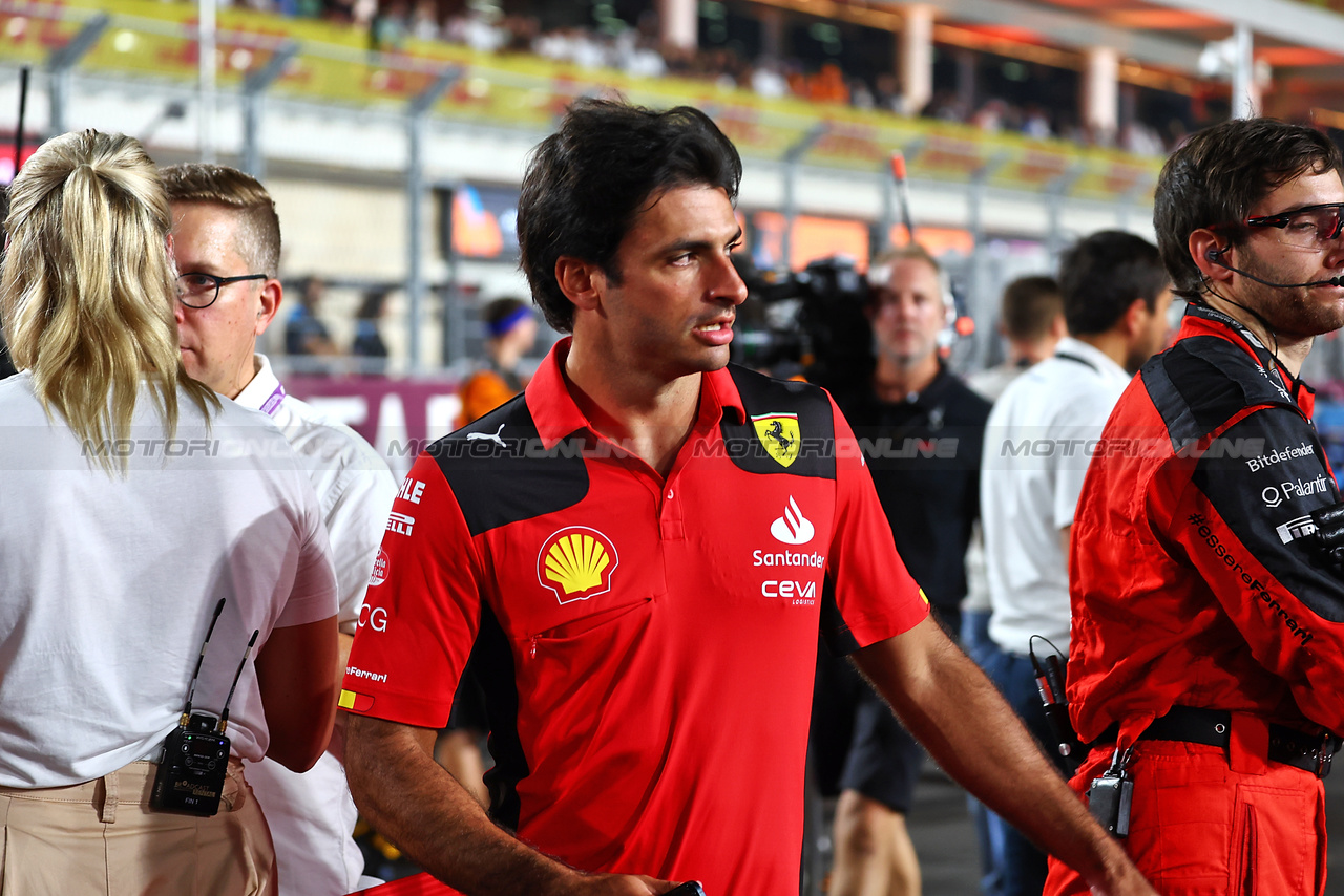 GP QATAR, Carlos Sainz Jr (ESP) Ferrari on the grid.

08.10.2023. Formula 1 World Championship, Rd 18, Qatar Grand Prix, Doha, Qatar, Gara Day.

- www.xpbimages.com, EMail: requests@xpbimages.com © Copyright: Batchelor / XPB Images