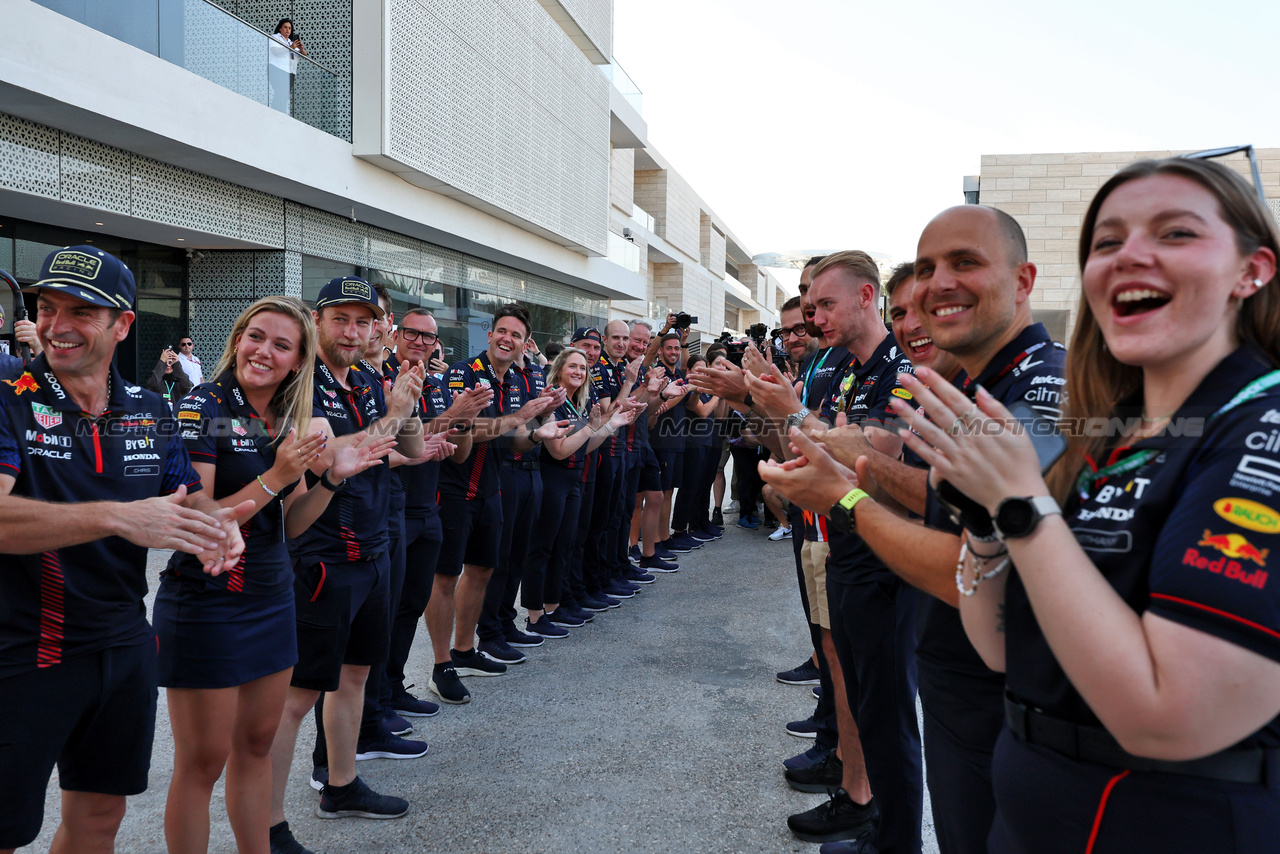 GP QATAR, Guard of honour for World Champion Max Verstappen (NLD) Red Bull Racing by the team.

08.10.2023. Formula 1 World Championship, Rd 18, Qatar Grand Prix, Doha, Qatar, Gara Day.

- www.xpbimages.com, EMail: requests@xpbimages.com © Copyright: Moy / XPB Images
