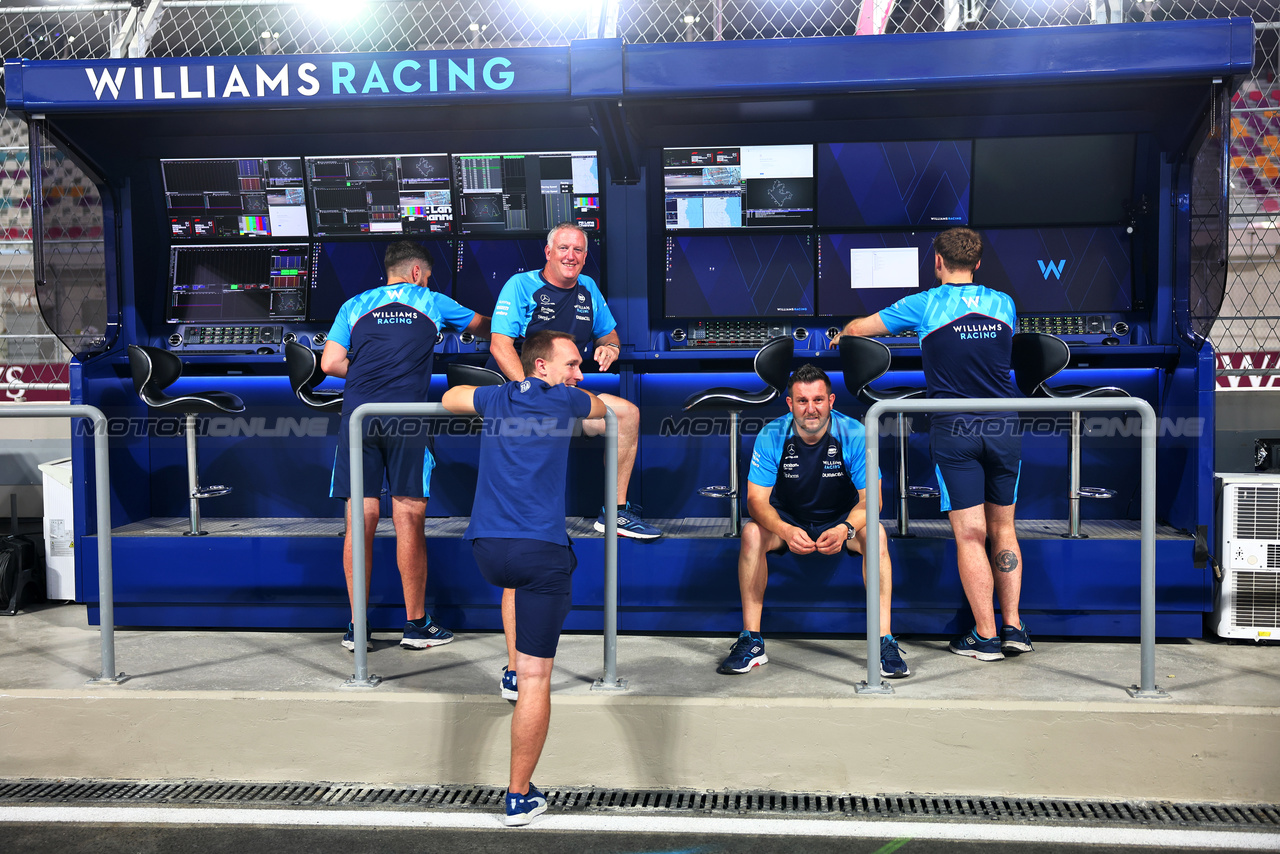 GP QATAR, Williams Racing meccanici on the pit gantry.

05.10.2023. Formula 1 World Championship, Rd 18, Qatar Grand Prix, Doha, Qatar, Preparation Day.

- www.xpbimages.com, EMail: requests@xpbimages.com © Copyright: Batchelor / XPB Images