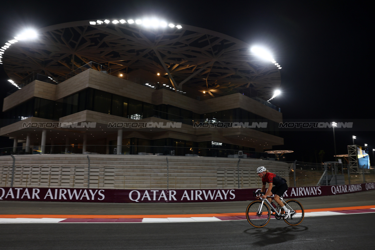 GP QATAR, Valtteri Bottas (FIN) Alfa Romeo F1 Team rides the circuit.

05.10.2023. Formula 1 World Championship, Rd 18, Qatar Grand Prix, Doha, Qatar, Preparation Day.

- www.xpbimages.com, EMail: requests@xpbimages.com © Copyright: Batchelor / XPB Images