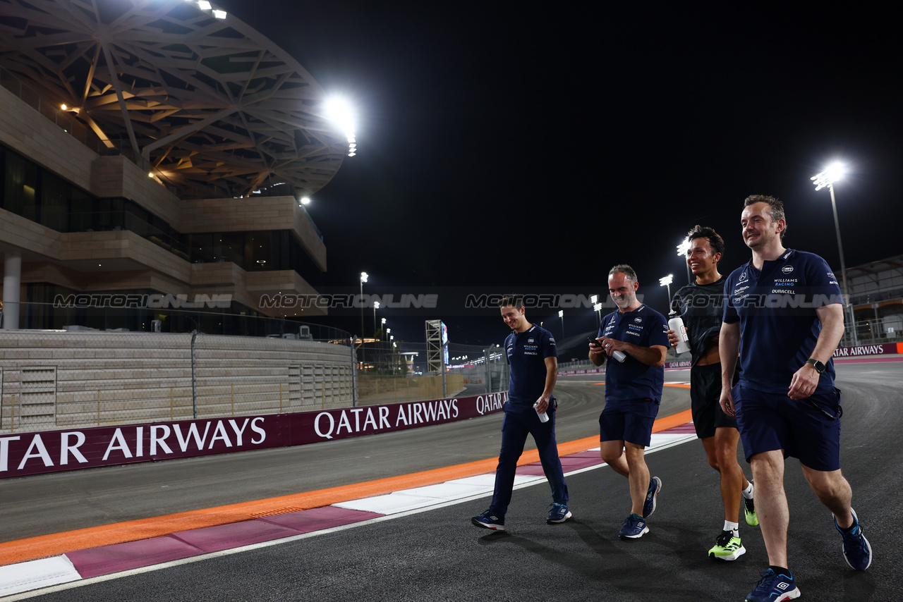 GP QATAR, Alexander Albon (THA) Williams Racing walks the circuit with the team.

05.10.2023. Formula 1 World Championship, Rd 18, Qatar Grand Prix, Doha, Qatar, Preparation Day.

- www.xpbimages.com, EMail: requests@xpbimages.com © Copyright: Batchelor / XPB Images