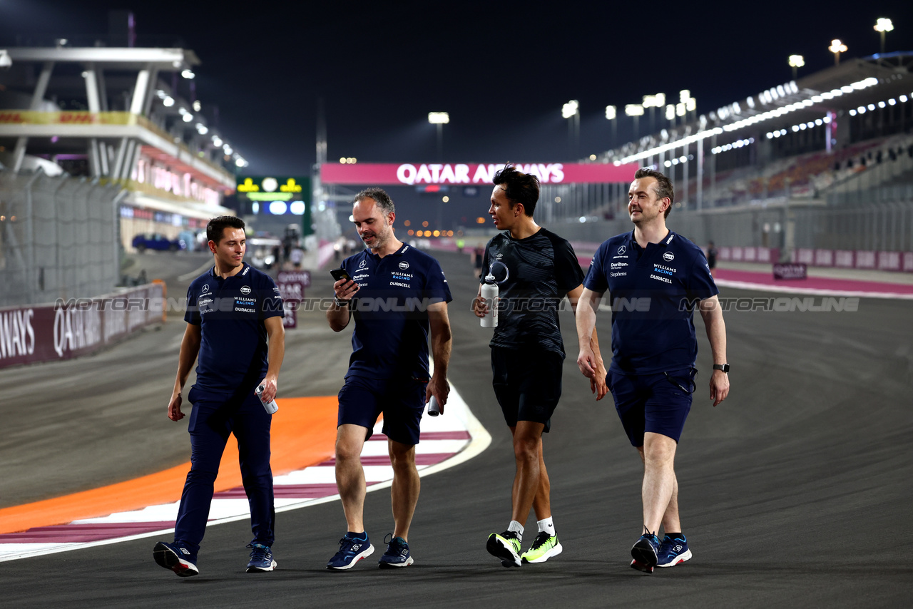 GP QATAR, Alexander Albon (THA) Williams Racing walks the circuit with the team.

05.10.2023. Formula 1 World Championship, Rd 18, Qatar Grand Prix, Doha, Qatar, Preparation Day.

- www.xpbimages.com, EMail: requests@xpbimages.com © Copyright: Batchelor / XPB Images