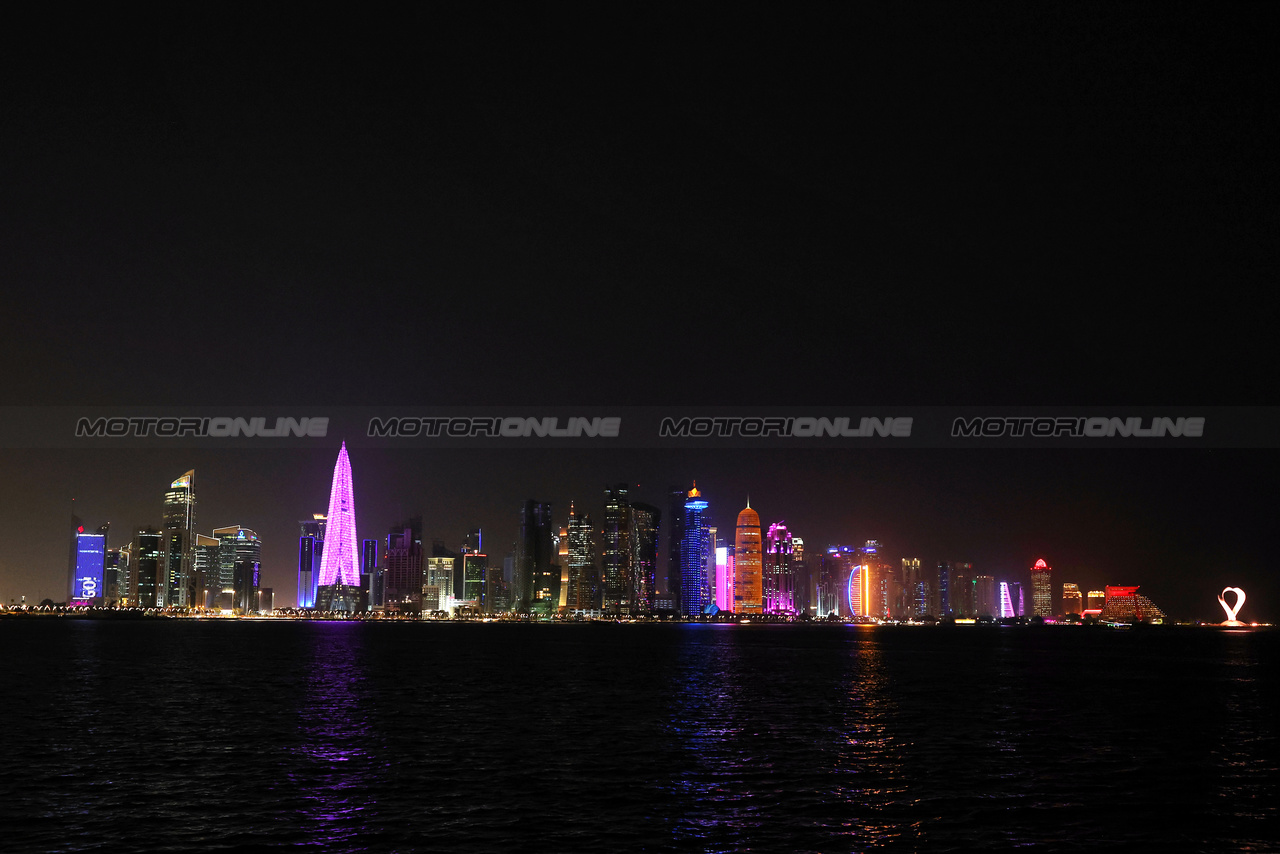 GP QATAR, Doha Atmosfera - Corniche city skyline.

05.10.2023. Formula 1 World Championship, Rd 18, Qatar Grand Prix, Doha, Qatar, Preparation Day.

- www.xpbimages.com, EMail: requests@xpbimages.com © Copyright: Moy / XPB Images