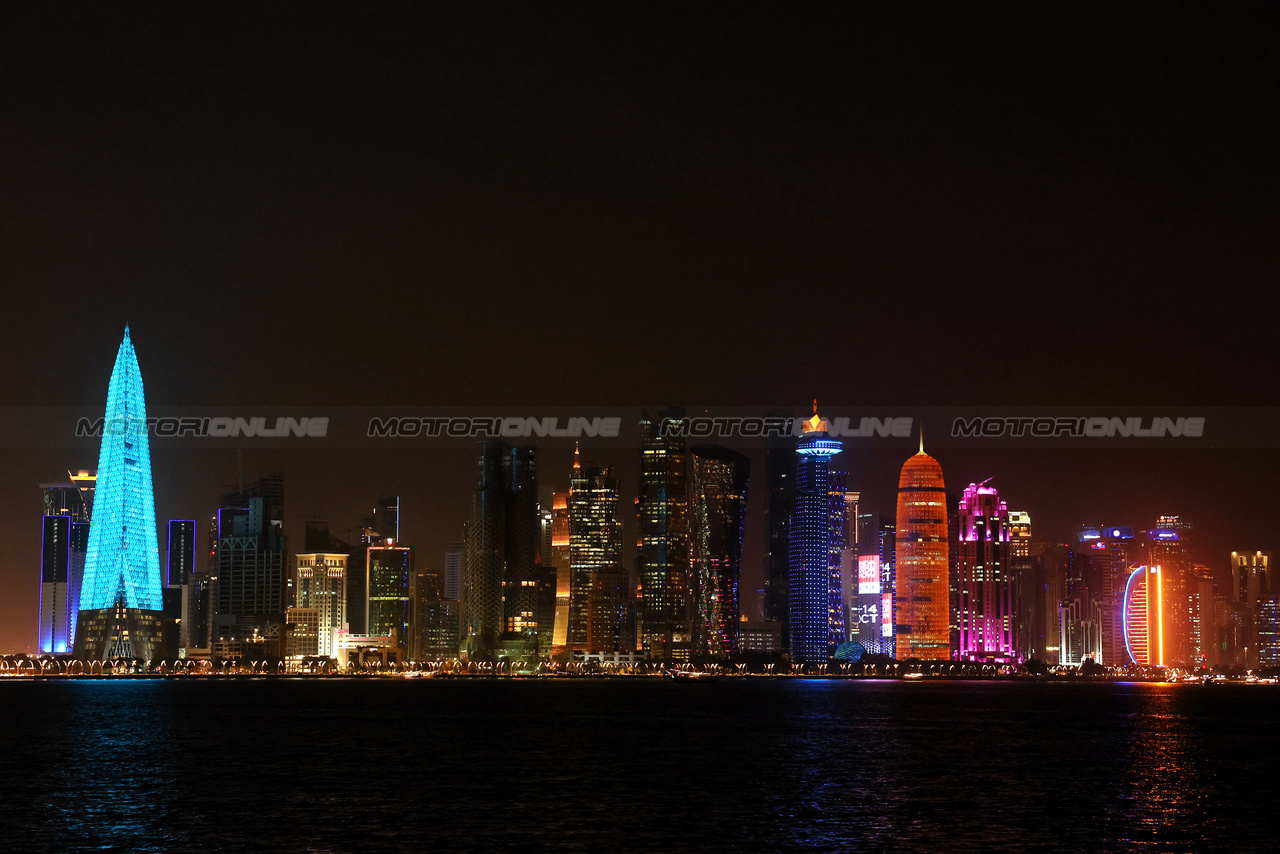 GP QATAR, Doha Atmosfera - Corniche city skyline.

05.10.2023. Formula 1 World Championship, Rd 18, Qatar Grand Prix, Doha, Qatar, Preparation Day.

- www.xpbimages.com, EMail: requests@xpbimages.com © Copyright: Moy / XPB Images