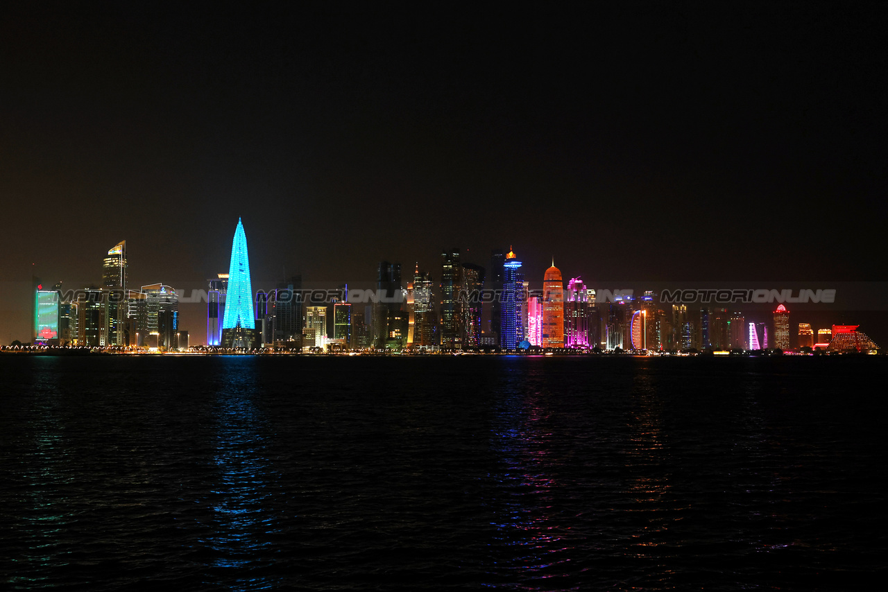 GP QATAR, Doha Atmosfera - Corniche city skyline.

05.10.2023. Formula 1 World Championship, Rd 18, Qatar Grand Prix, Doha, Qatar, Preparation Day.

- www.xpbimages.com, EMail: requests@xpbimages.com © Copyright: Moy / XPB Images