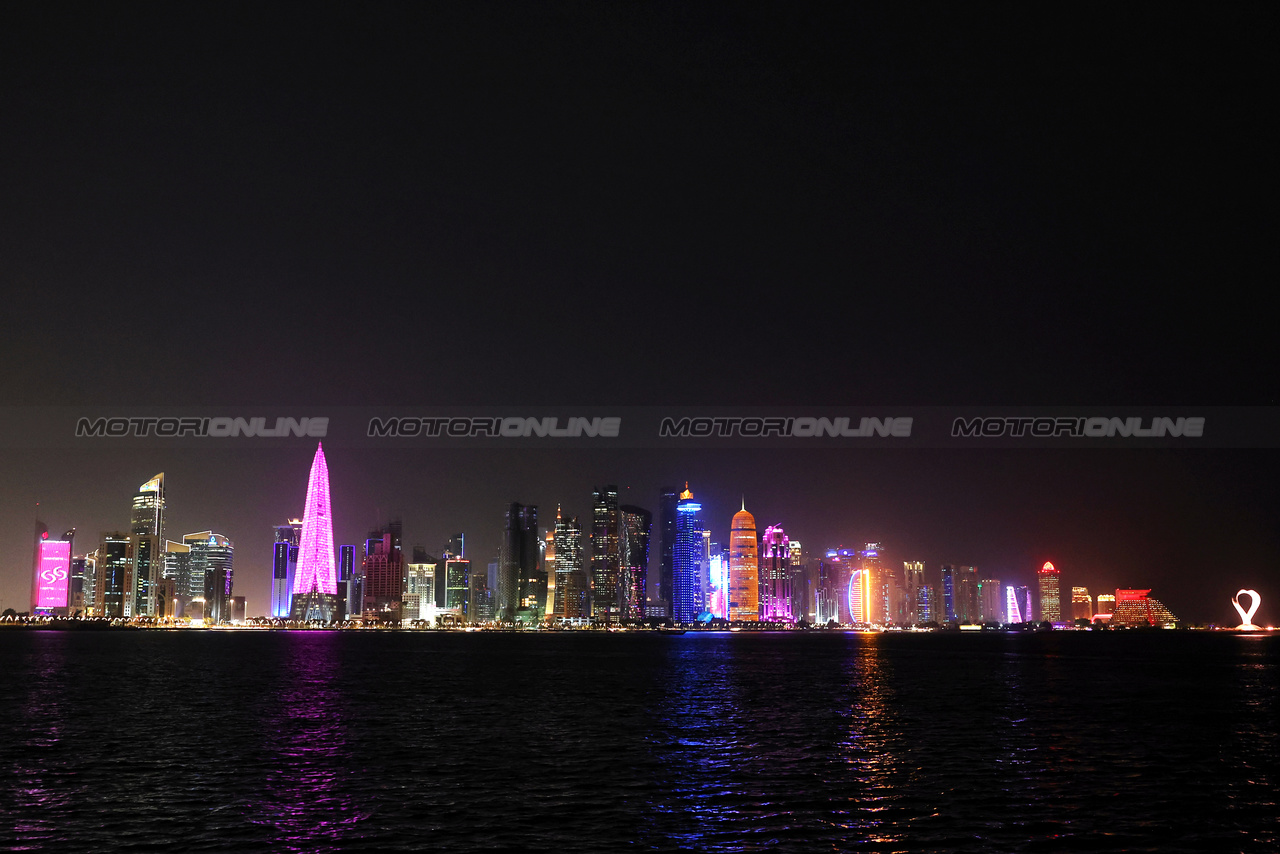 GP QATAR, Doha Atmosfera - Corniche city skyline.

05.10.2023. Formula 1 World Championship, Rd 18, Qatar Grand Prix, Doha, Qatar, Preparation Day.

- www.xpbimages.com, EMail: requests@xpbimages.com © Copyright: Moy / XPB Images