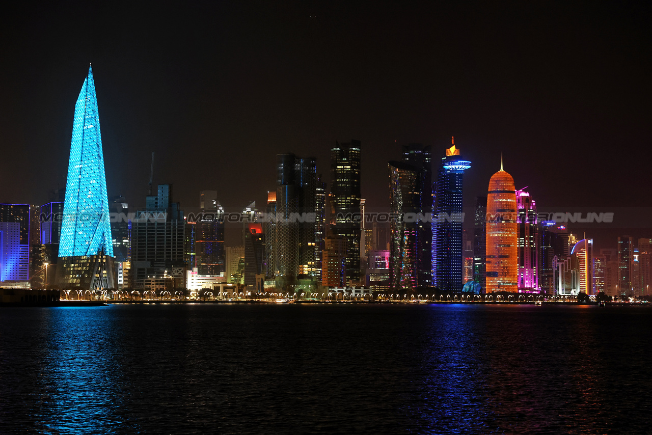 GP QATAR, Doha Atmosfera - Corniche city skyline.

05.10.2023. Formula 1 World Championship, Rd 18, Qatar Grand Prix, Doha, Qatar, Preparation Day.

- www.xpbimages.com, EMail: requests@xpbimages.com © Copyright: Moy / XPB Images