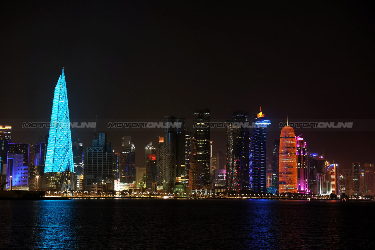 GP QATAR, Doha Atmosfera - Corniche city skyline.

05.10.2023. Formula 1 World Championship, Rd 18, Qatar Grand Prix, Doha, Qatar, Preparation Day.

- www.xpbimages.com, EMail: requests@xpbimages.com © Copyright: Moy / XPB Images