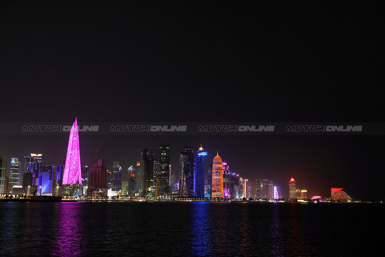 GP QATAR, Doha Atmosfera - Corniche city skyline.

05.10.2023. Formula 1 World Championship, Rd 18, Qatar Grand Prix, Doha, Qatar, Preparation Day.

- www.xpbimages.com, EMail: requests@xpbimages.com © Copyright: Moy / XPB Images