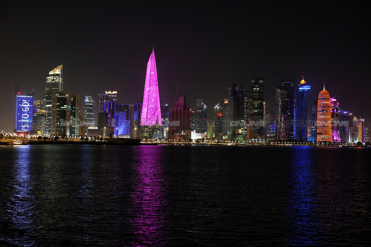 GP QATAR, Doha Atmosfera - Corniche city skyline.

05.10.2023. Formula 1 World Championship, Rd 18, Qatar Grand Prix, Doha, Qatar, Preparation Day.

- www.xpbimages.com, EMail: requests@xpbimages.com © Copyright: Moy / XPB Images