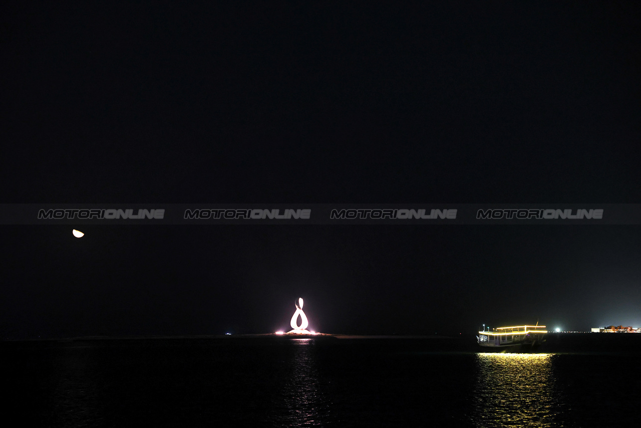 GP QATAR, Doha Atmosfera - Corniche city skyline.

05.10.2023. Formula 1 World Championship, Rd 18, Qatar Grand Prix, Doha, Qatar, Preparation Day.

- www.xpbimages.com, EMail: requests@xpbimages.com © Copyright: Moy / XPB Images